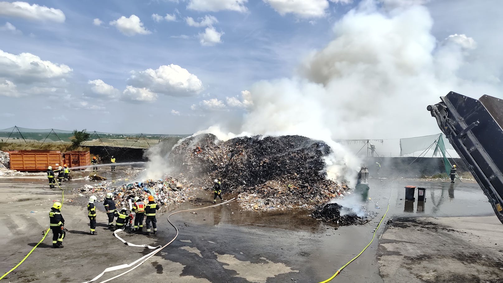 Müllanlage brennt! Riesen-Löscheinsatz in NÖ