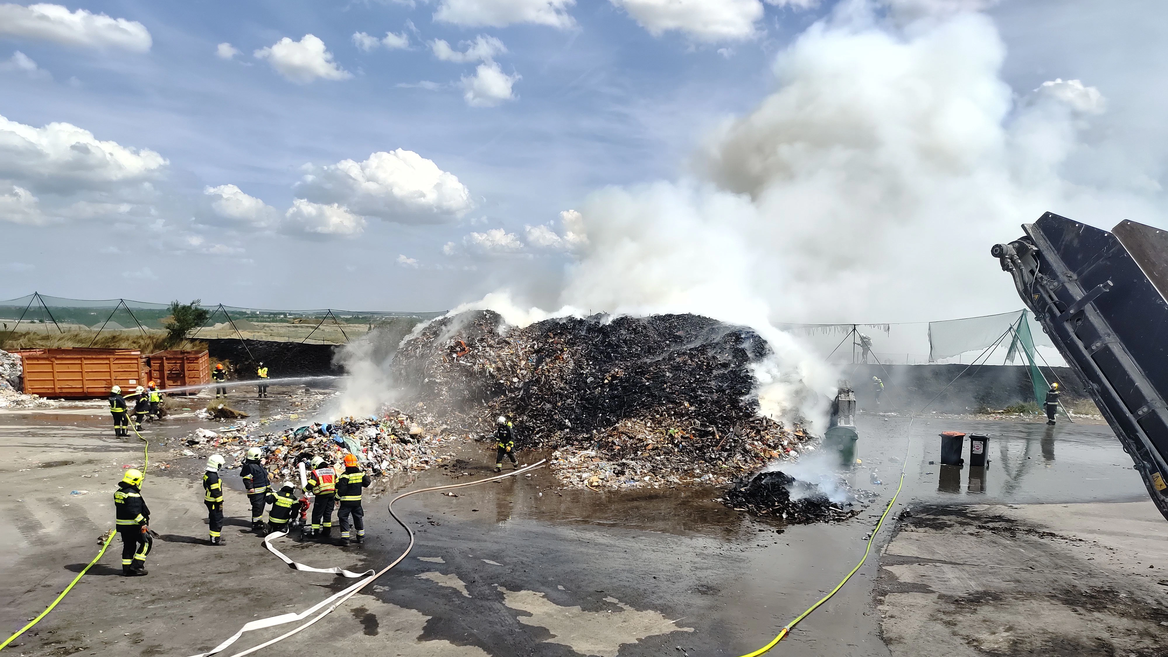 Müllanlage in Brand! Riesen-Löscheinsatz in NÖ