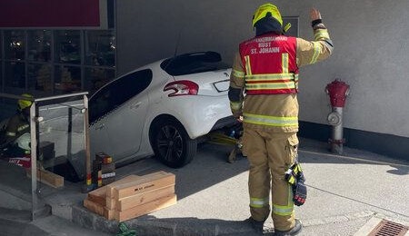Die Freiwillige Feuerwehr St. Johann/ Pongau konnte das Fahrzeug "schonend bergen", heißt es.