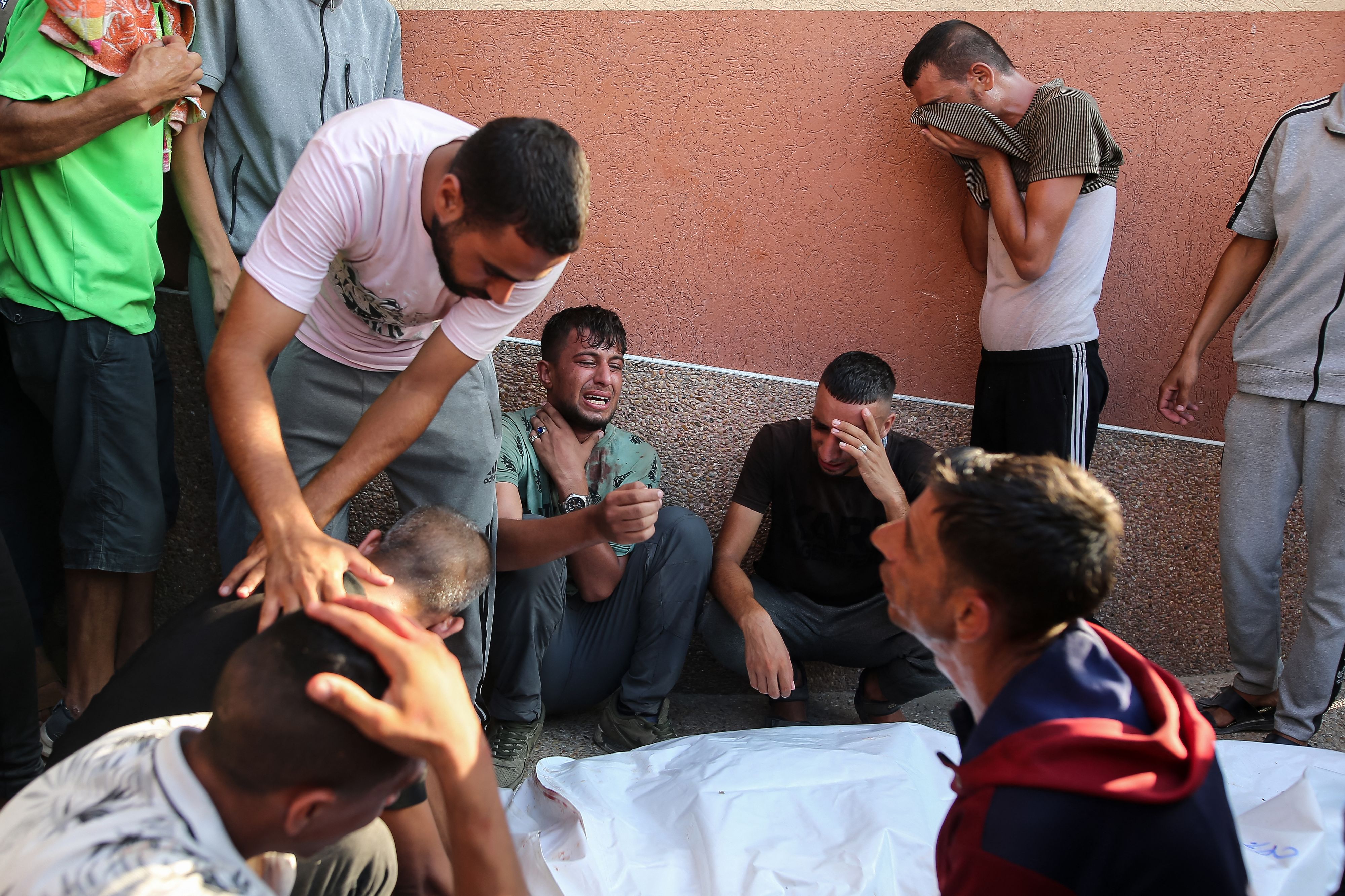 Palästinenser trauern um die Toten, die nach den israelischen Angriffen in Chan Yunis ihr Leben verloren haben. Die Leichen der Verstorbenen wurden ins Nasser-Krankenhaus gebracht.