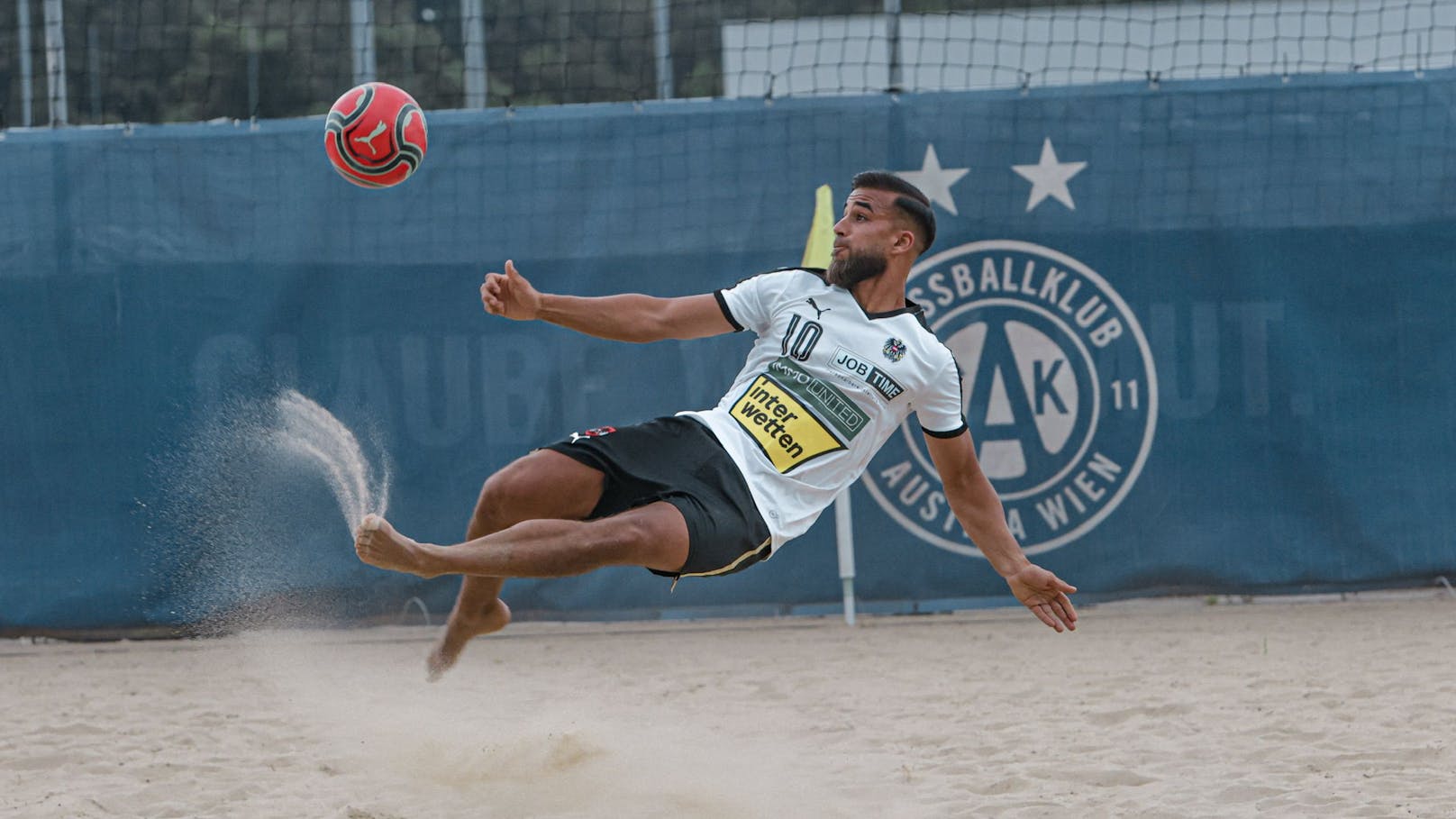 Österreichs Beachsoccer-Team kickt nämlich um 19.30 Uhr im Prestige-Duell gegen Nachbar Schweiz.