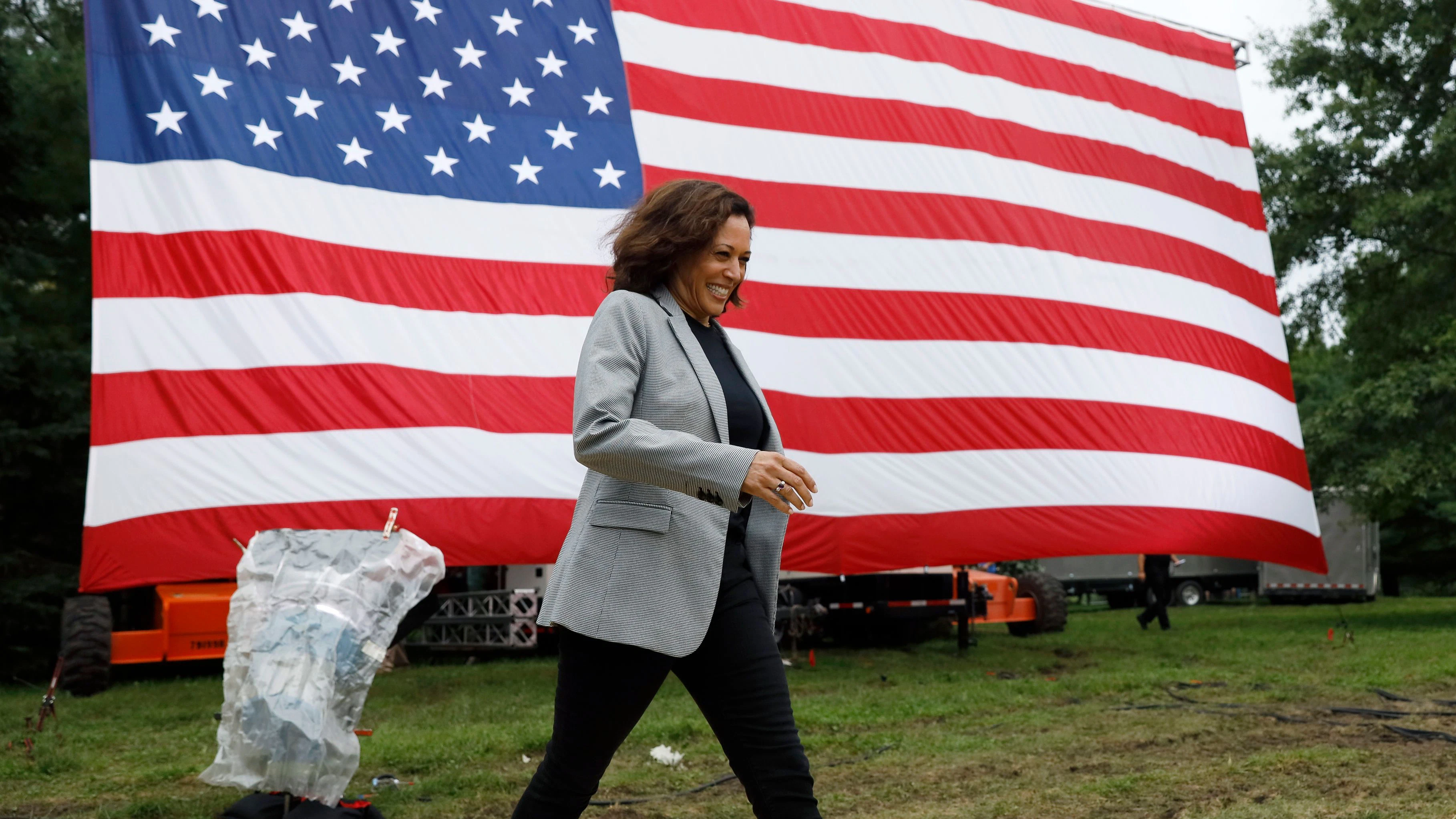 Download von www.picturedesk.com am 24.07.2024 (10:06).  Democratic presidential candidate Sen. Kamala Harris walks the stage at the Polk County Democrats Steak Fry, Saturday, Sept. 21, 2019, in Des Moines, Iowa. (AP Photo/Charlie Neibergall) - 20190921_PD12068 - Rechteinfo: Rights Managed (RM)