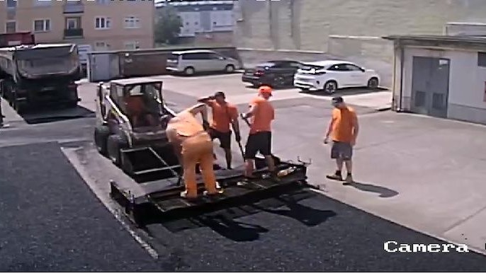 Aufnahmen der Überwachungskamera auf dem Parkplatz zeigen die Arbeiter beim Asphaltieren.
