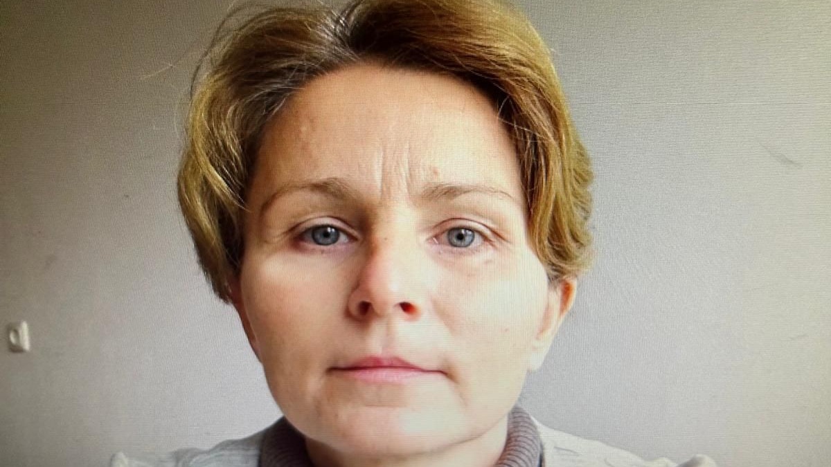 Die Frau ist zirka 1,60 Meter groß, schlank und hat dunkelblondes Haar.