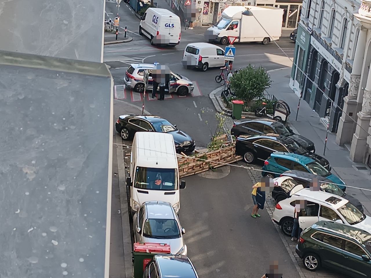 Auch die Polizei befand sich am Dienstag am Unfallort.