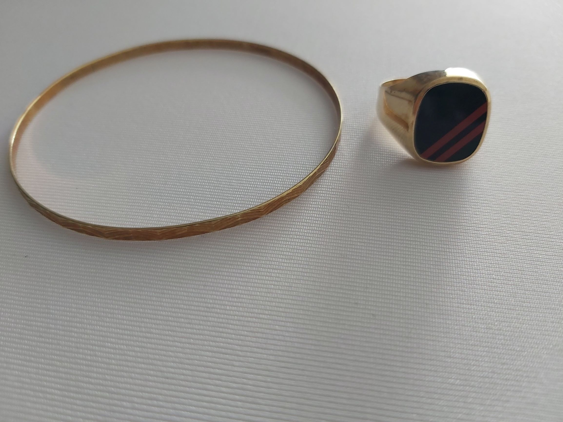 Die Polizei konnte mutmaßlich gestohlenen Schmuck sicherstellen. 