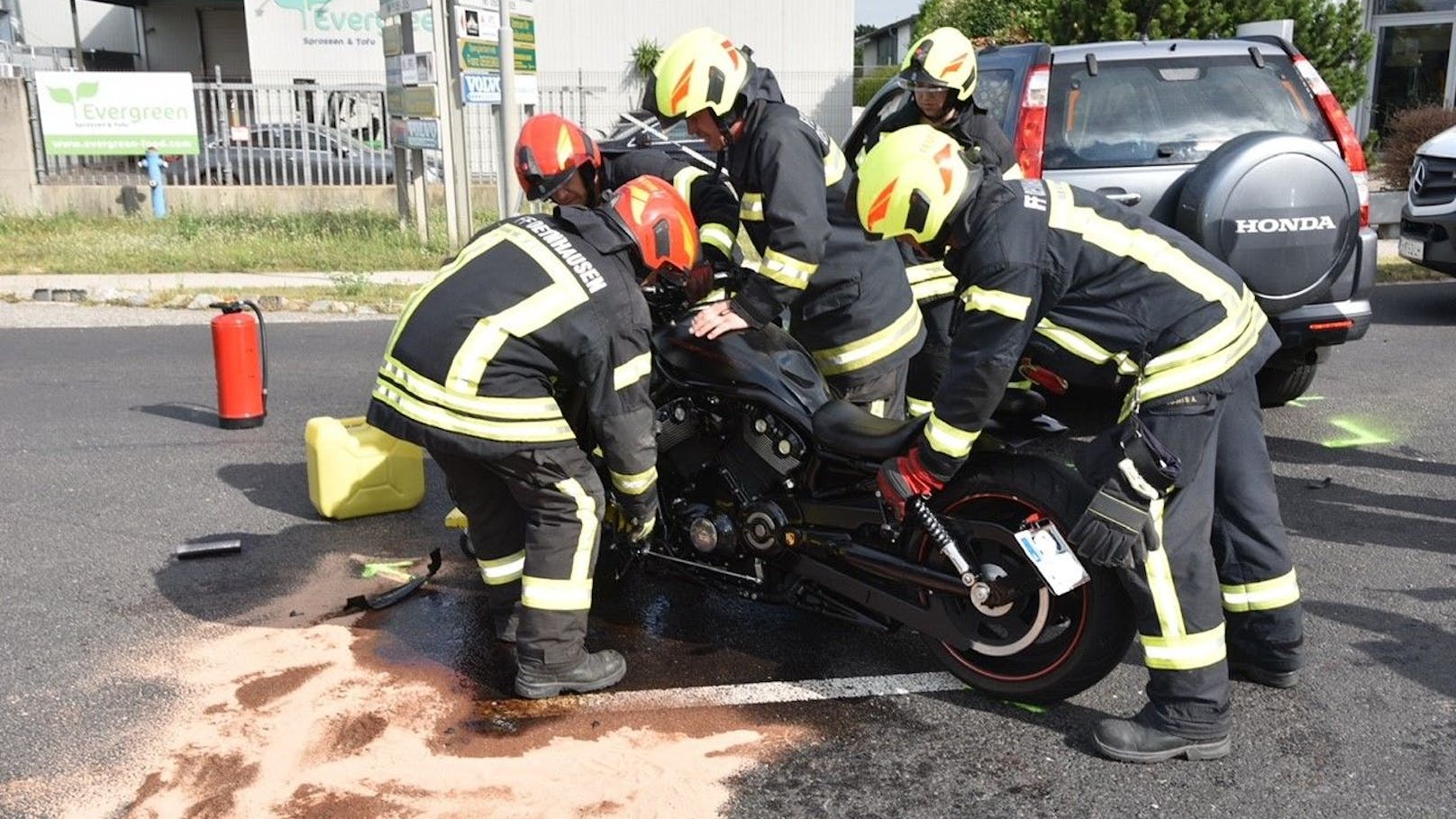 Schwerer Unfall zwischen Harley-Davidson und SUV im Bezirk Baden