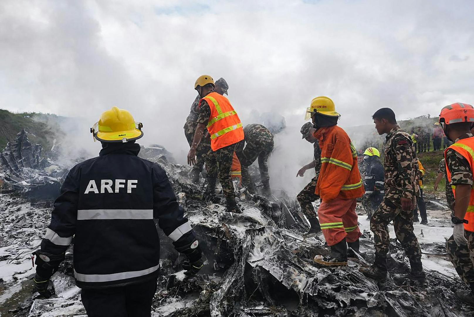 Rettungskräfte suchen nach Überlebenden im Flugzeugwrack.