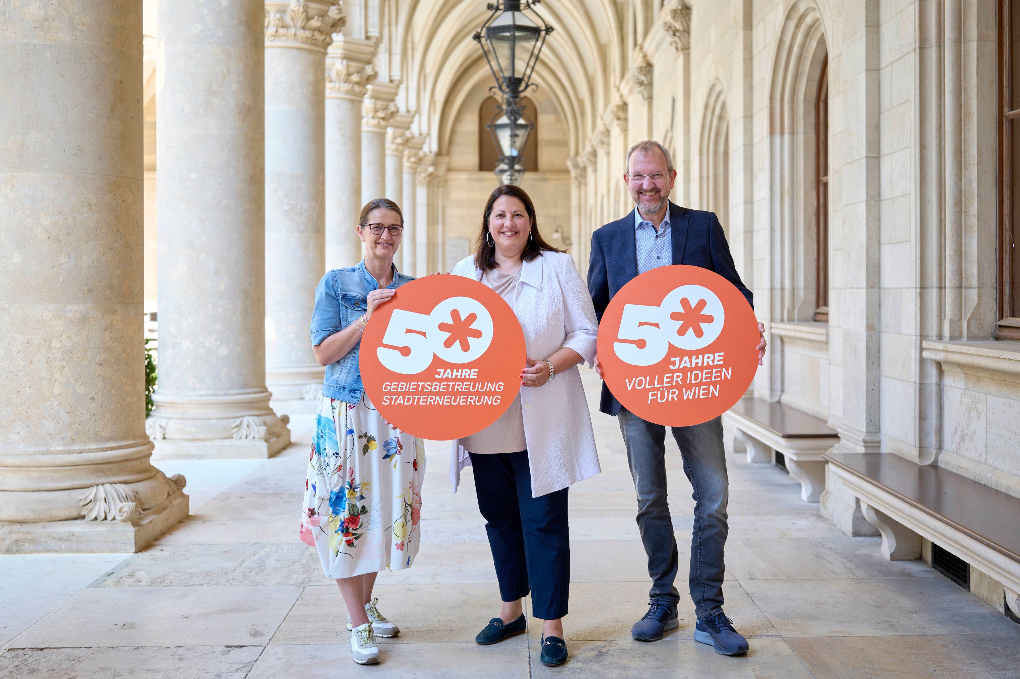 Vizebürgermeisterin Kathrin Gaál (mitte) mit Petra Engelmann, Leiterin der Gruppe Gebietsbetreuung Stadterneuerung der Technischen Stadterneuerung (links) und Otto Eckl, Abteilungsleiter Technische Stadterneuerung (rechts).