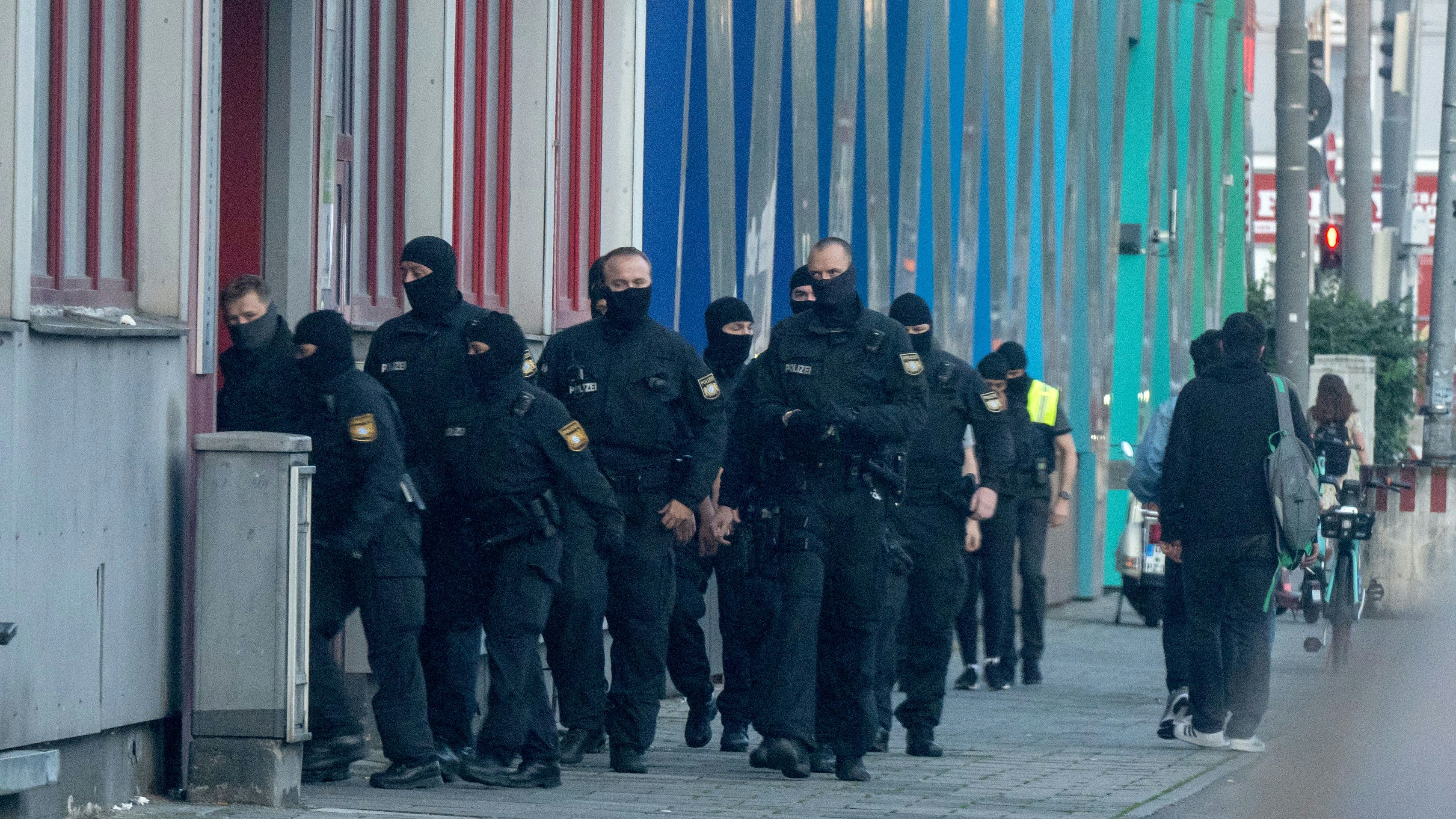 Vermummte Polizisten am Gebäude, in dem die „Islamische Vereinigung Bayern“ (IVB) in München ihren Sitz hat