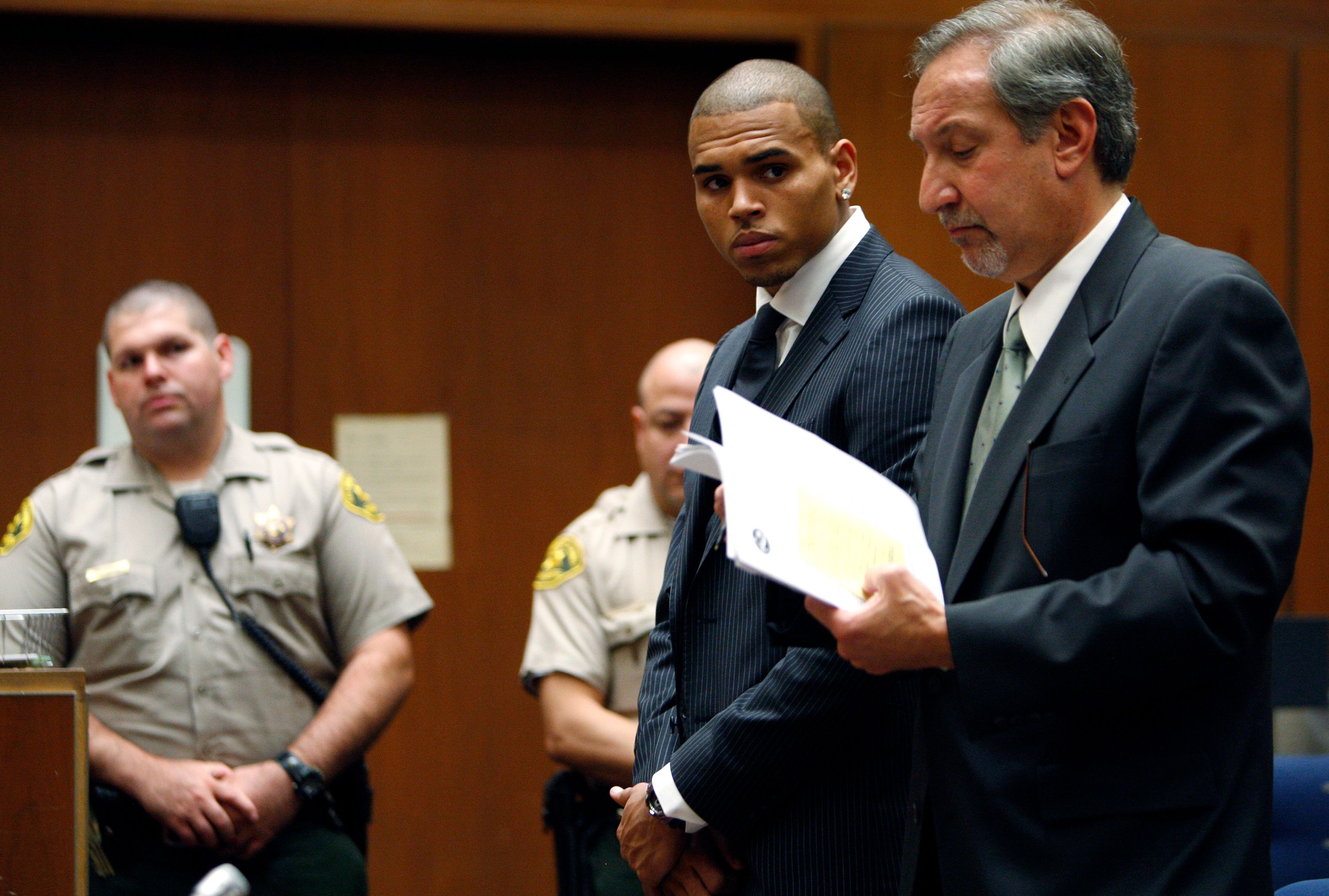 Chris Brown musste sich bereits 2009 wegen erster Gewaltvorwürfe vor Gericht verantworten.