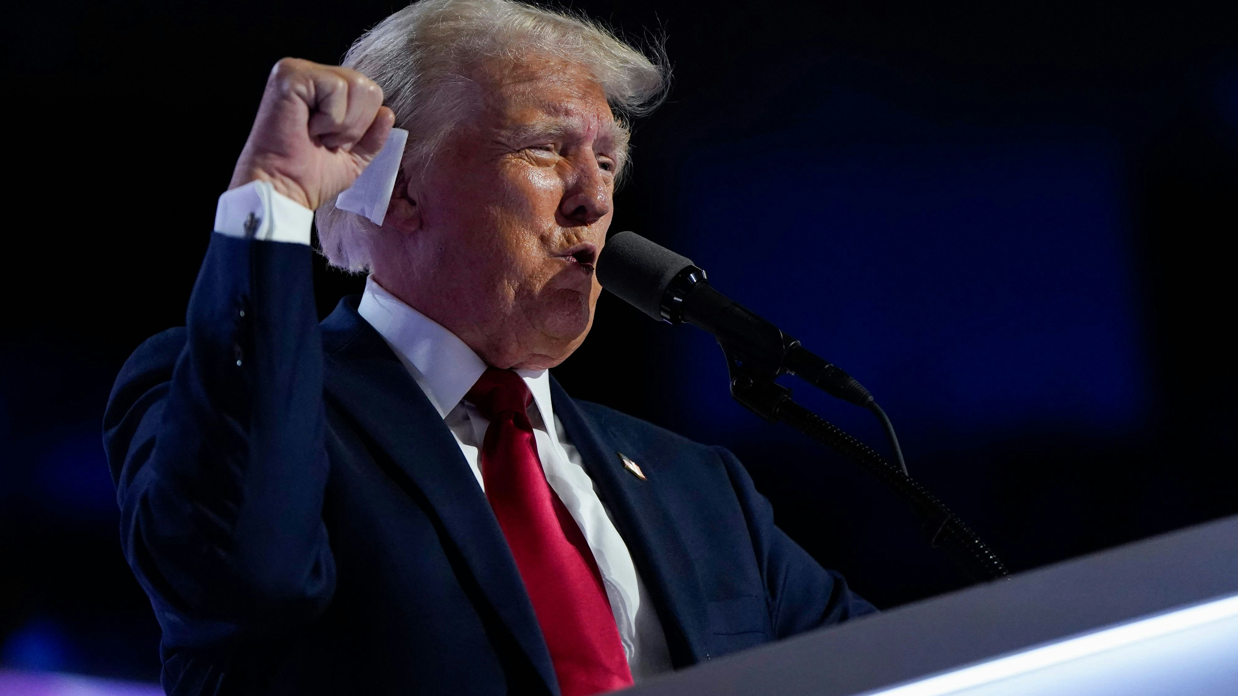 "Kamala Harris versucht, Joe Bidens übrig gebliebenes Wahlkampfgeld in Höhe von 91,5 Millionen US-Dollar zu stehlen", heißt es in der Beschwerde des Trump-Teams.