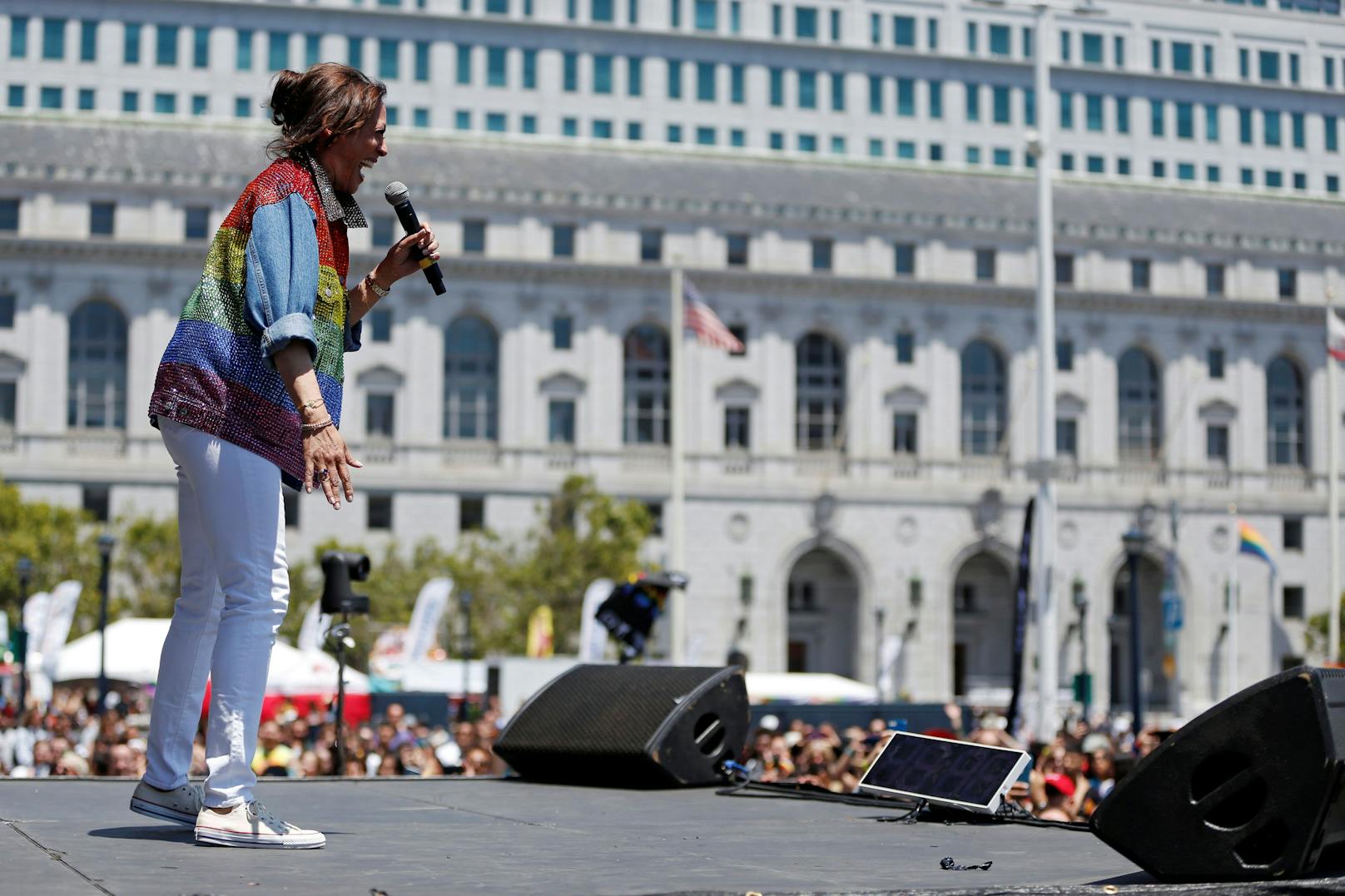 Bei der San Francisco Pride Parade im Juni 2019 tanzte sie in einer Jeansjacke mit der Pride-Flagge aus Strasssteinen darauf.