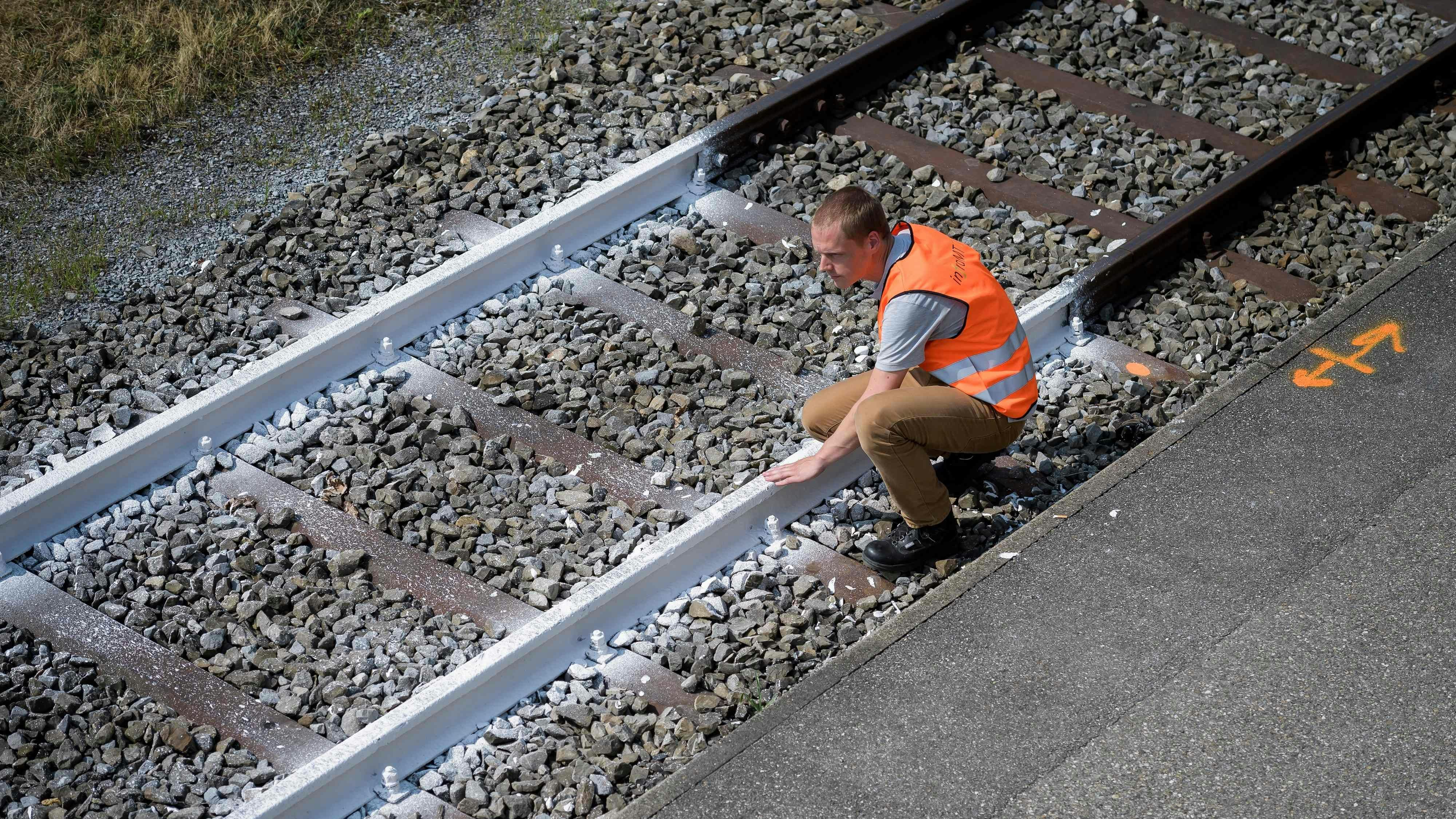 Auch von ÖBB getestet: Schienen weiß anmalen, senkt die Temperatur, es muss aber jedes Jahr neu gestrichen werden