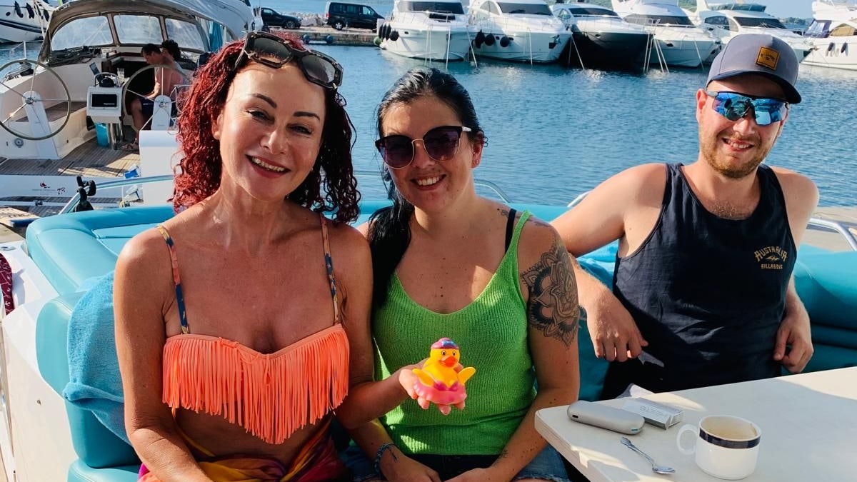 Christina "Mausi" Lugner ist mit Freunden im Yacht-Urlaub