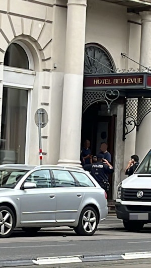 Hotel Bellevue Insolvenz: Nach Doppelmord 2024 steht das Wiener Traditionshotel vor dem Aus. Sanierungsverfahren eröffnet, Gläubiger betroffen.