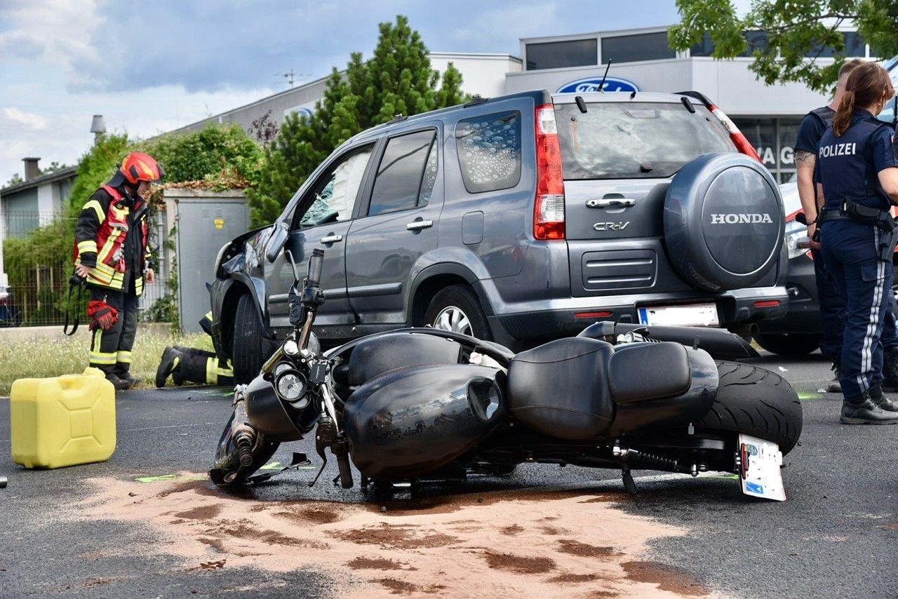 Schwerer Unfall zwischen Harley-Davidson und SUV im Bezirk Baden