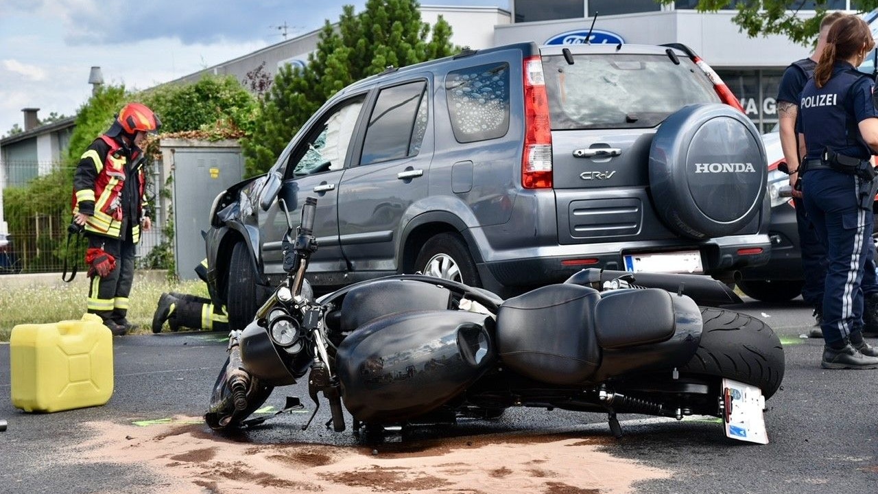 Schwerer Unfall zwischen Harley-Davidson und SUV im Bezirk Baden