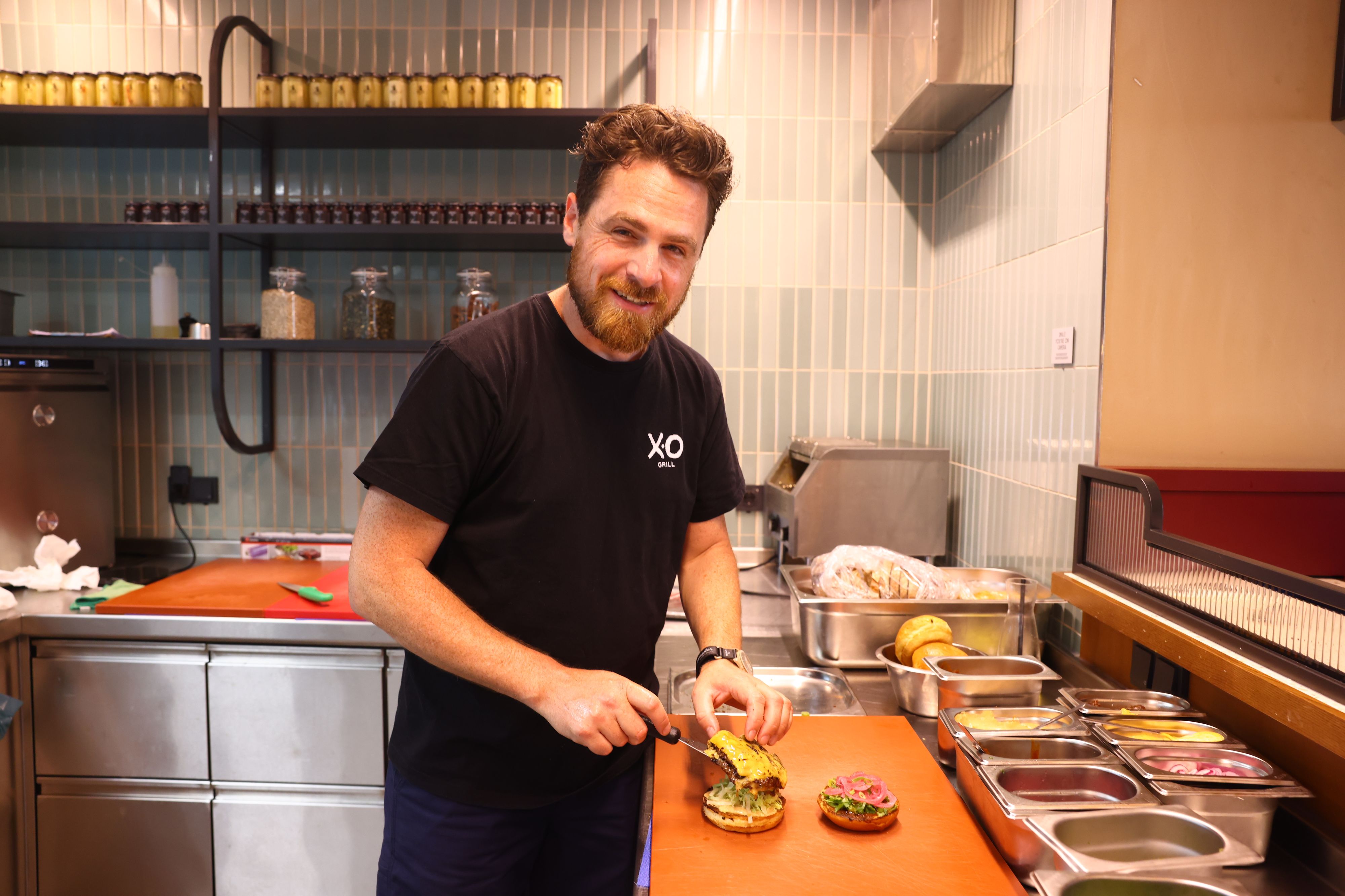 Benjamin Hofer von XO - der Erfinder des besten Burgers Europas - bei der Zubereitung des Smash Burgers