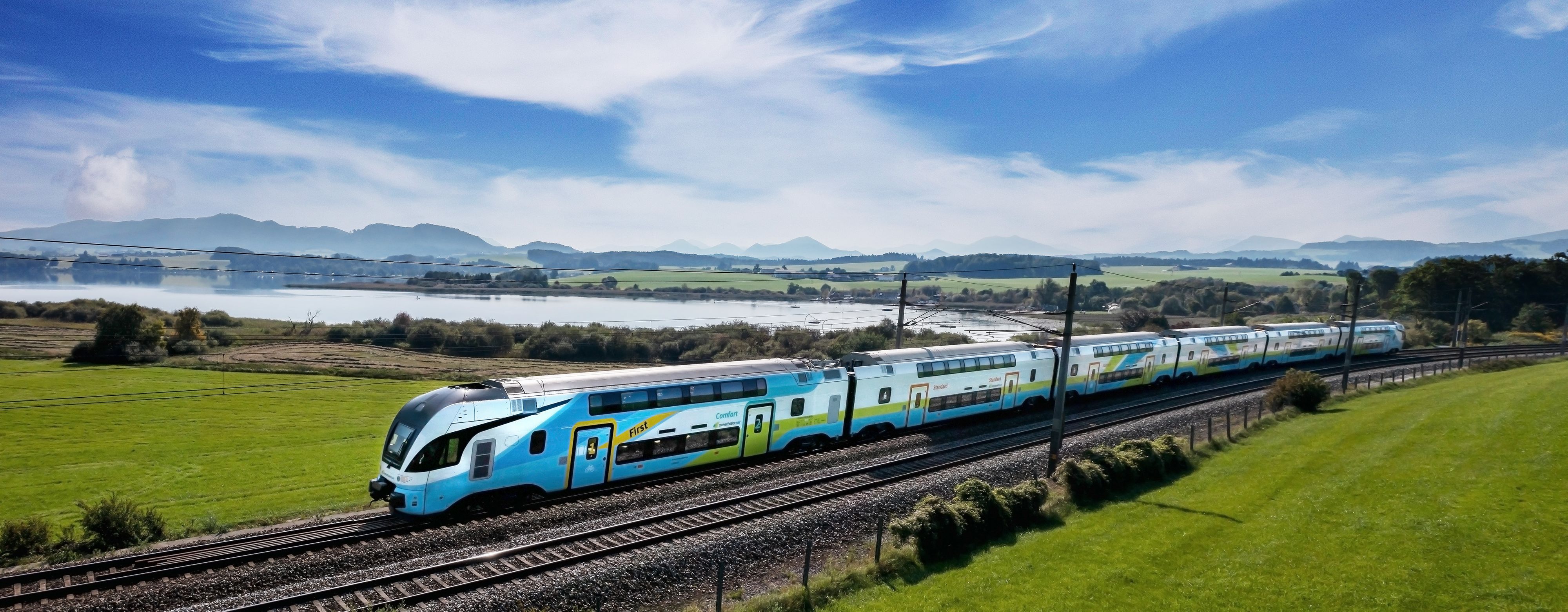 Am Wallersee fährt die Westbahn, die Verlängerung bis zum Wörthersee verzögert sich mehrere Jahre.
