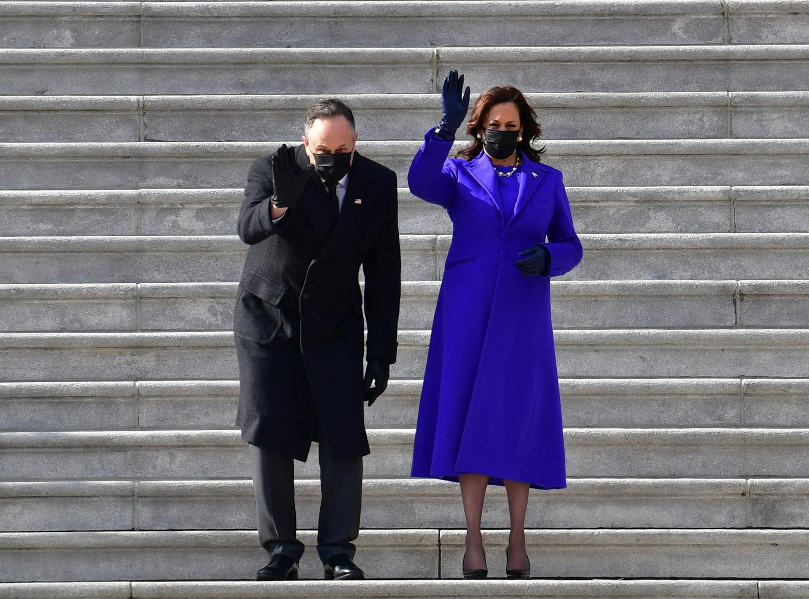 Am Tag der Amtseinführung Im Jänner 2021 schwor sie ihren Amtseid in einem lilafarbenen Kleid mit passendem Mantel von Christopher John Rogers. Die Mischung aus dem Blau der Demokraten und dem Rot der Republikaner diente als Symbol der Überparteilichkeit.