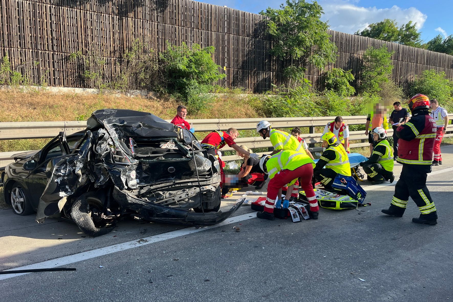 Crash Bei Wiener Neudorf – Lkw Krachte Auf A2 In Pkw – Frau Per Heli ...