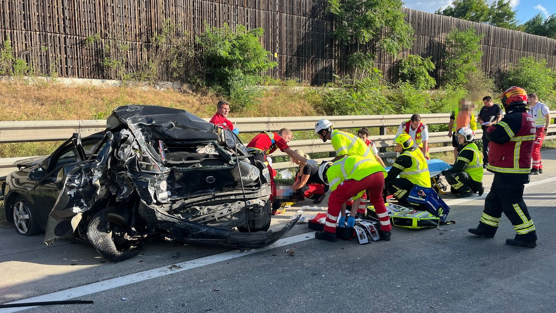 Lkw krachte auf der A2 in einen am Pannenstreifen abgestellten Pkw