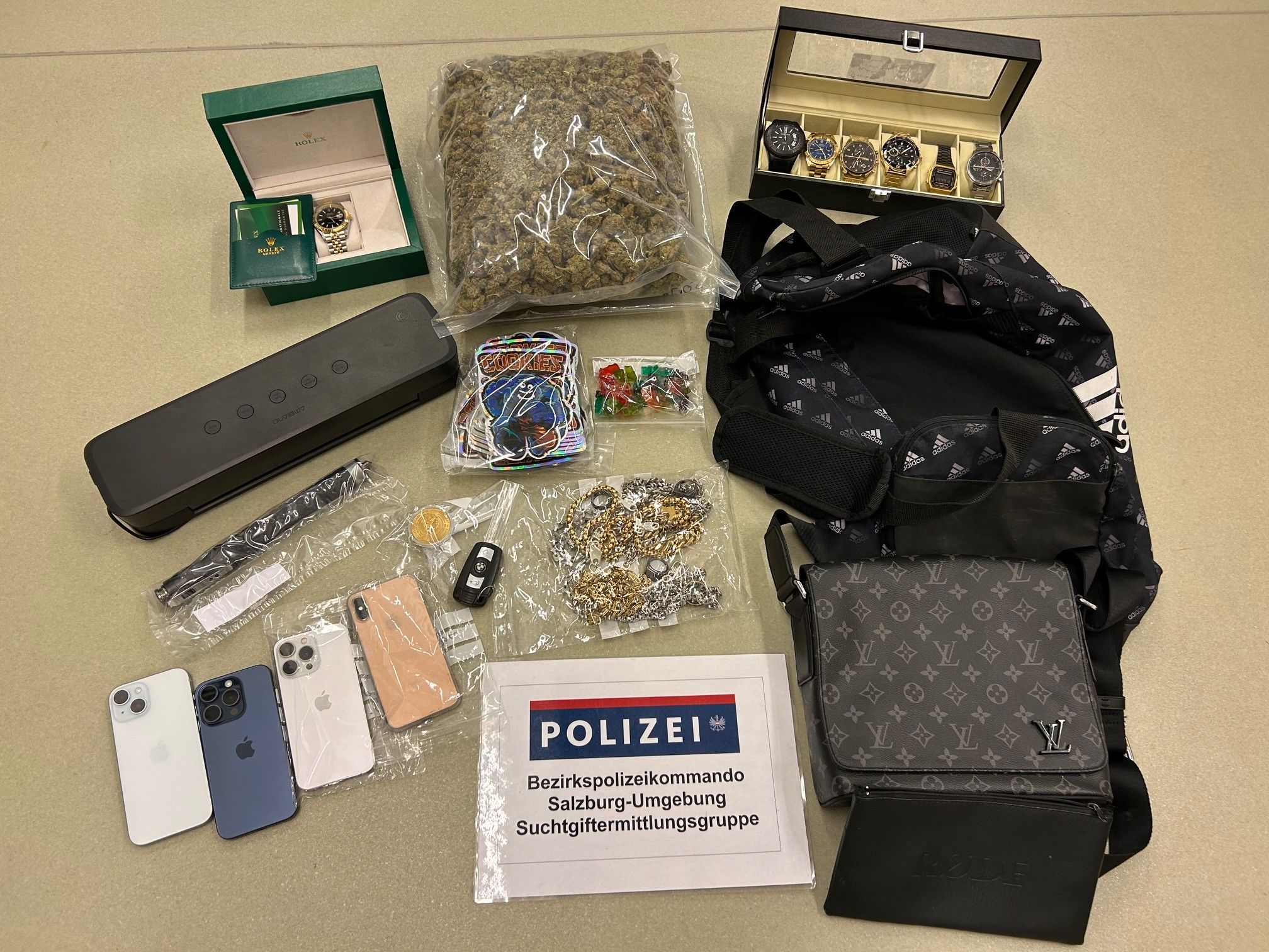 Die Polizei konnte bei der Kontrolle unter anderem Drogen und Luxus-Uhren sicherstellen. 