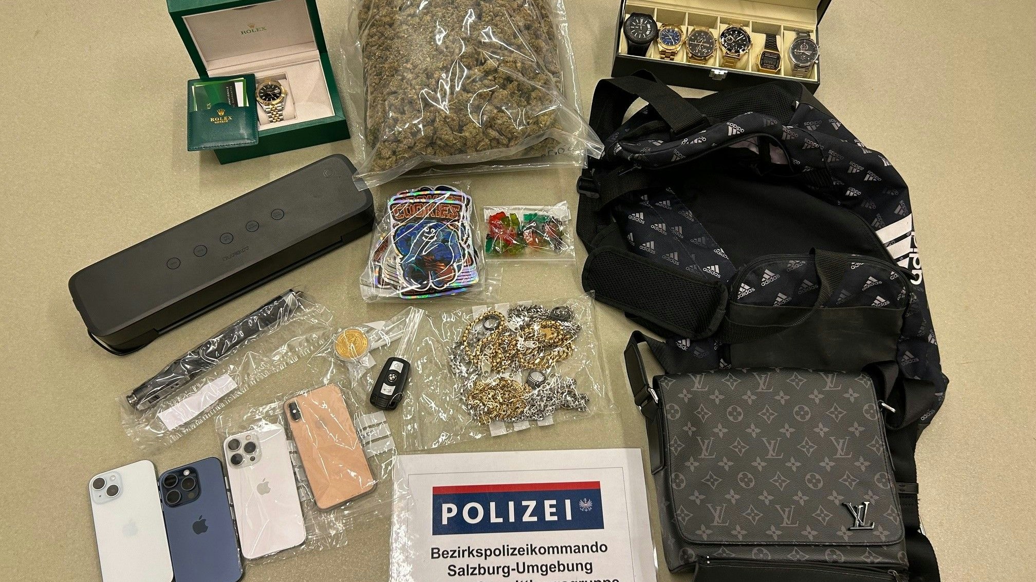 Die Polizei konnte bei der Kontrolle unter anderem Drogen und Luxus-Uhren sicherstellen. 