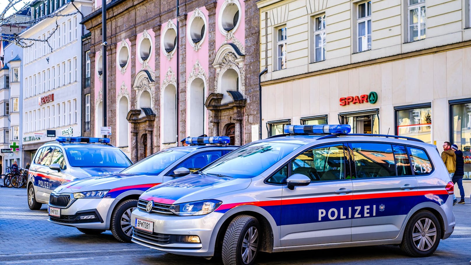 Teenie-Bande bewarf Polizisten mit Steinen