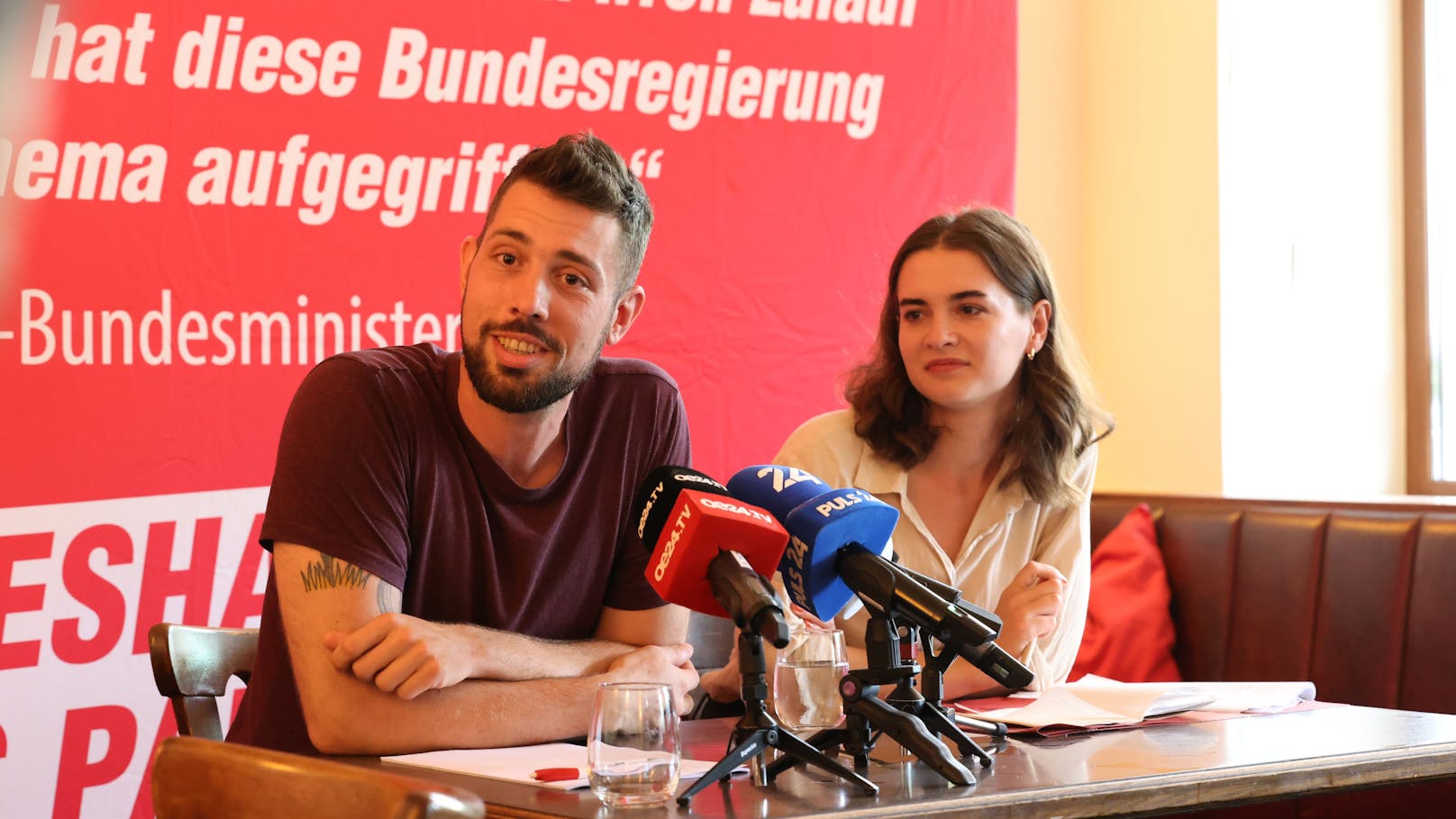 KPÖ-Bundessprecher Tobias Schweiger und Jugendkandidatin Alisa Vengerova präsentierten am 24. Juli das Wahlprogramm.