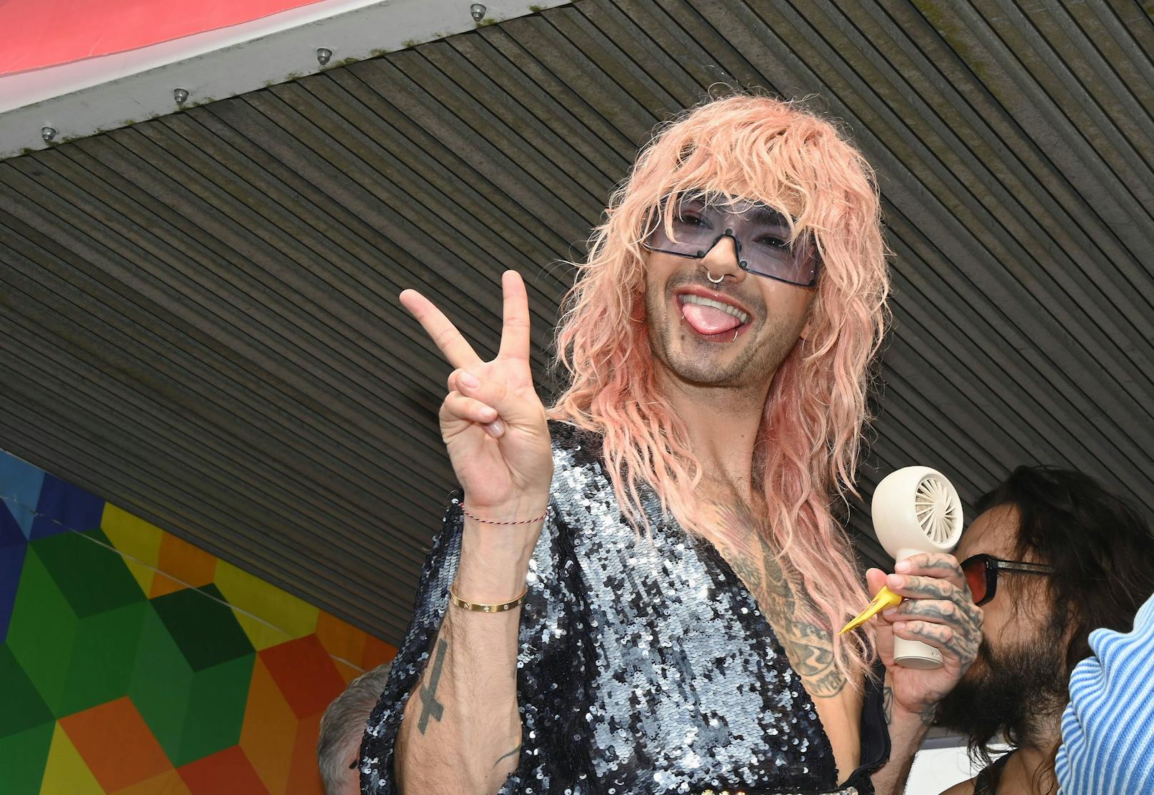 Bill Kaulitz gut gelaunt am Christopher Street Day in Köln.