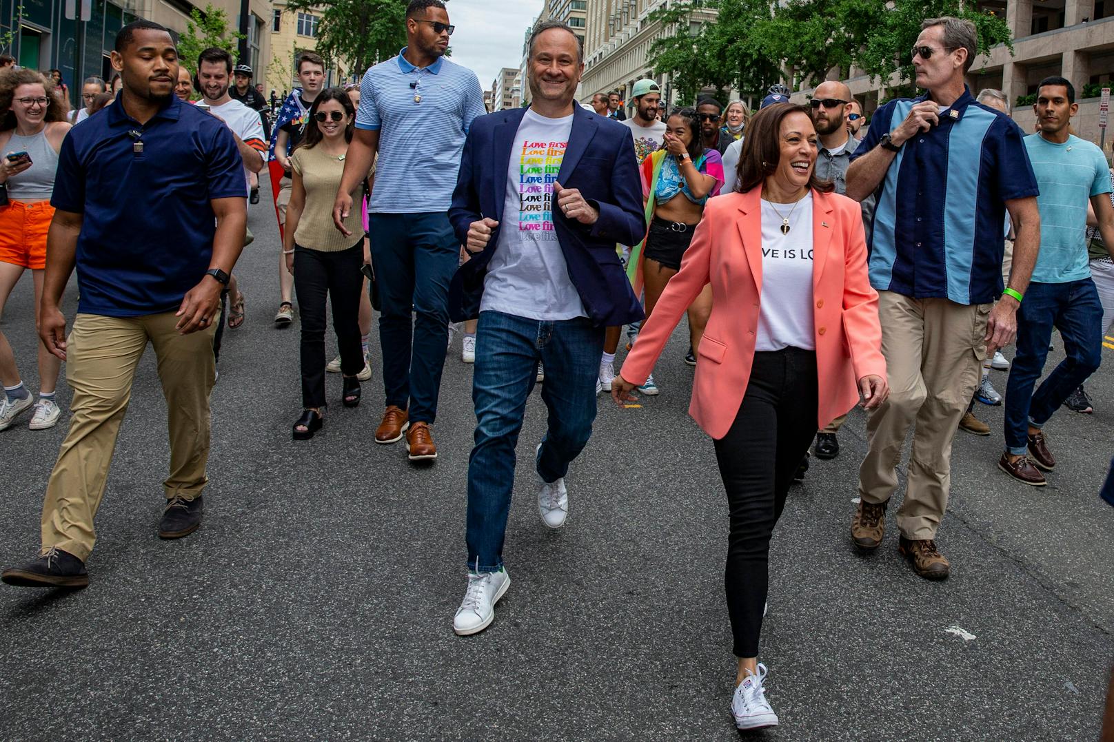 Zwei Jahre später setzte sie gemeinsam mit Mann Doug Emhoff bei der Capital Pride Celebration in Washington ein klares Zeichen.