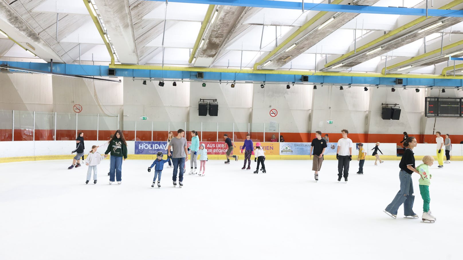 Bis zu 150 Sommer-Eisläufer kommen Dienstags in die Wiener Stadthalle.