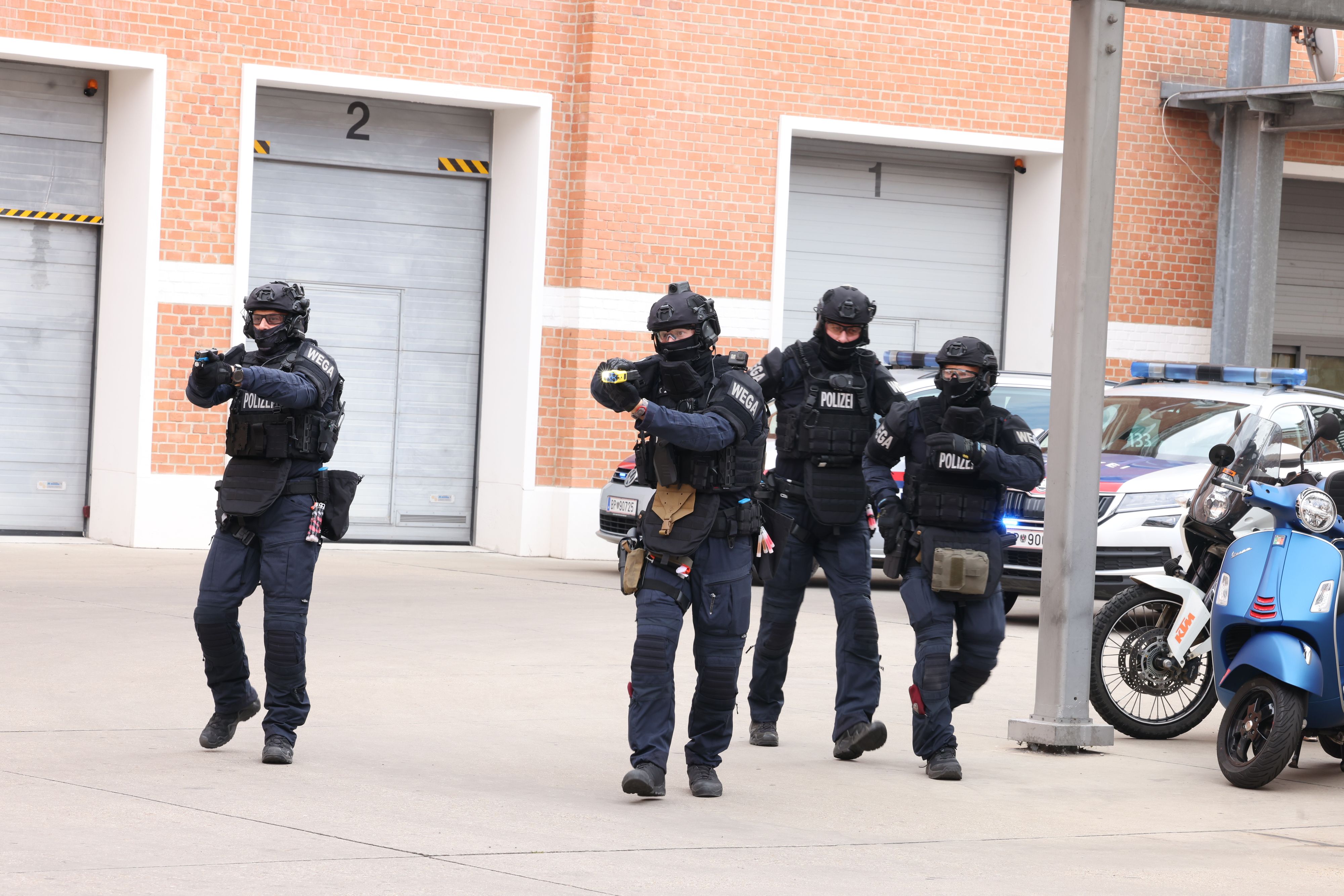 Ab August wird der Taser-Einsatz an drei Wiener Polizeiinspektionen getestet.