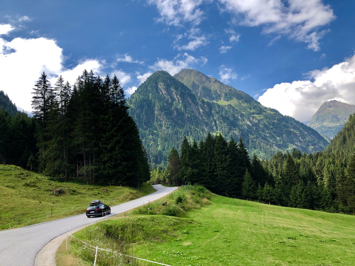 Die Frau wurde von ihrem eigenen Auto mitgerissen. (Symbolbild)