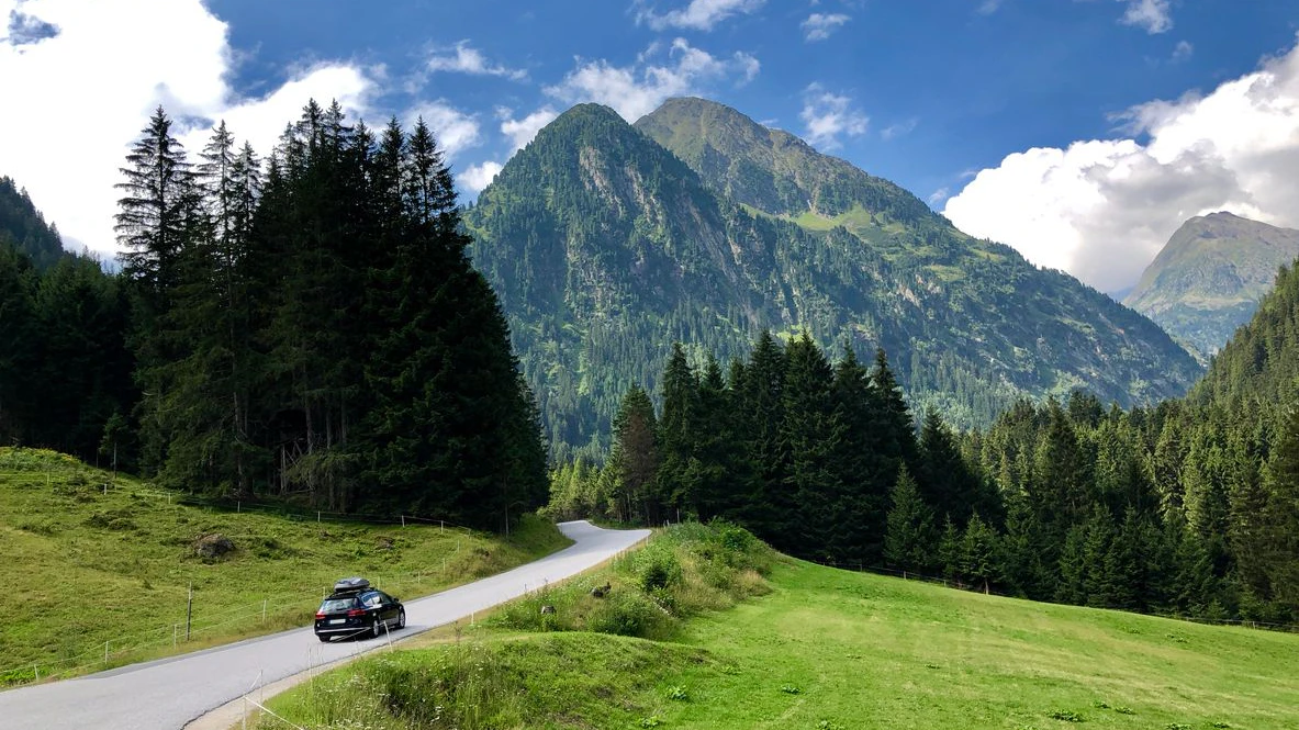 Die Frau wurde von ihrem eigenen Auto mitgerissen. (Symbolbild)