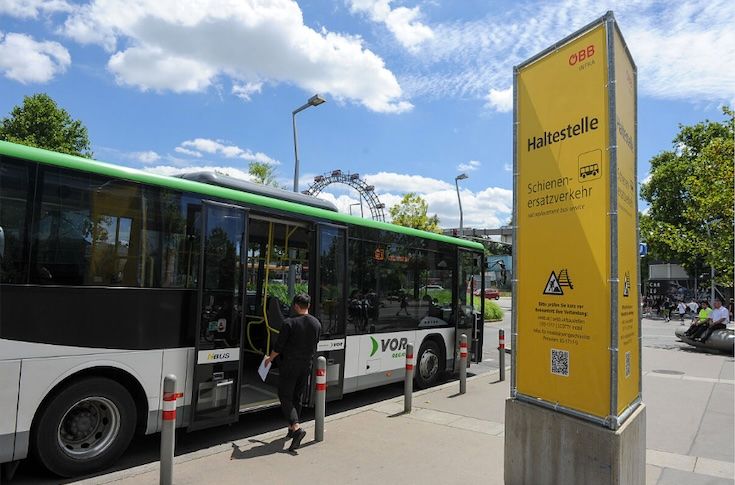 Ersatzbus statt S-Bahn: Haltestelle am Praterstern weist auf den Schienenersatzverkehr während der Sommer-Sperre hin.