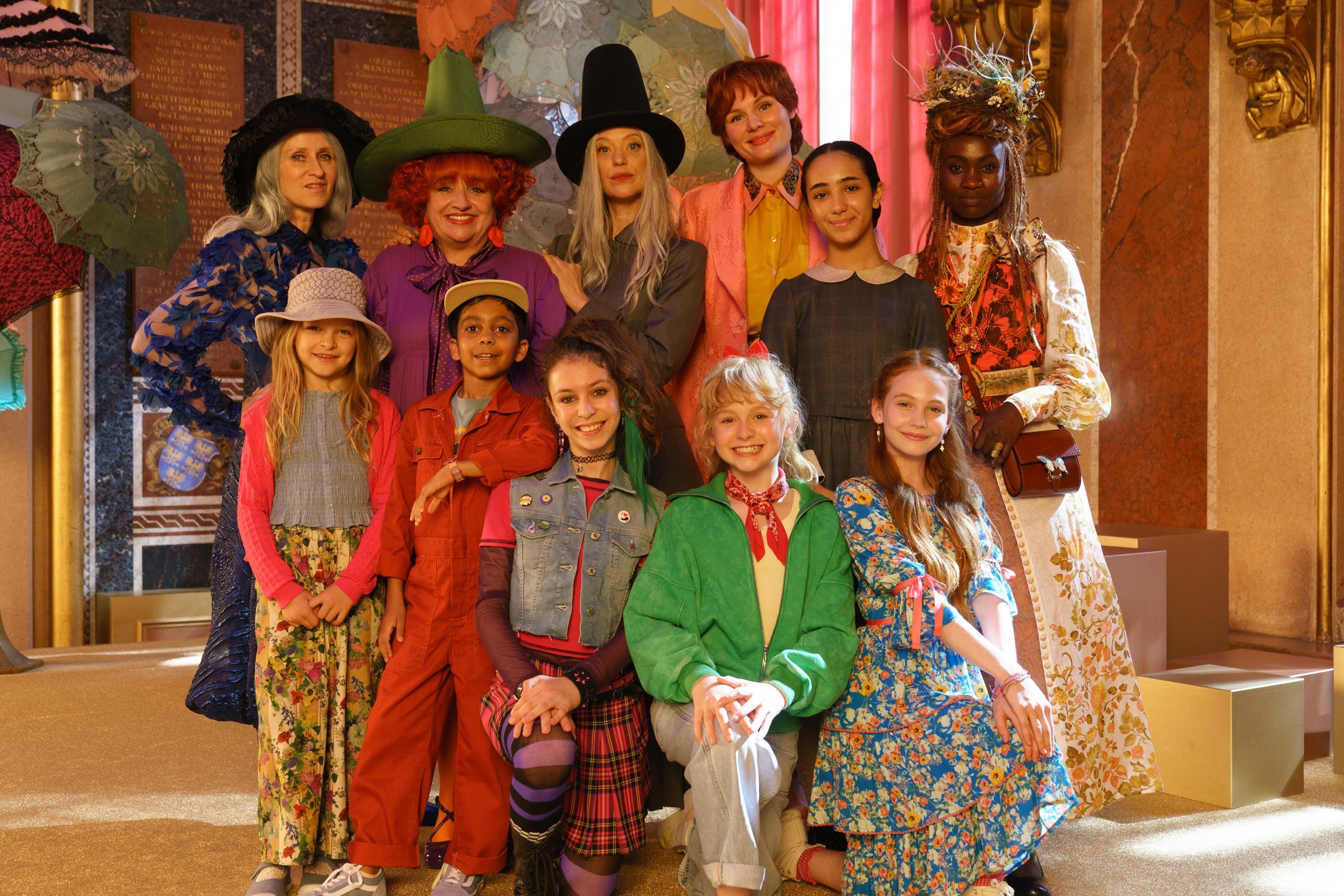 Hintere Reihe, v.l.n.r.: Sophie Rois, Maria Happel, Heike Makatsch, Rosalie Thomass, Shanti Celik, Lorna Ishema vordere Reihe, v.l.n.r.: Gwen-Ewa Makatsch, Balthazar Gyan Alexis, Carla Demmin, Nala, Philomena Amar