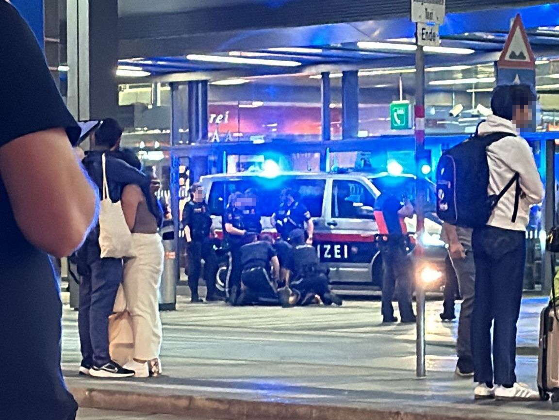 Der Mann ließ sich nicht beruhigen, also legten ihm die Polizisten Handschellen an.