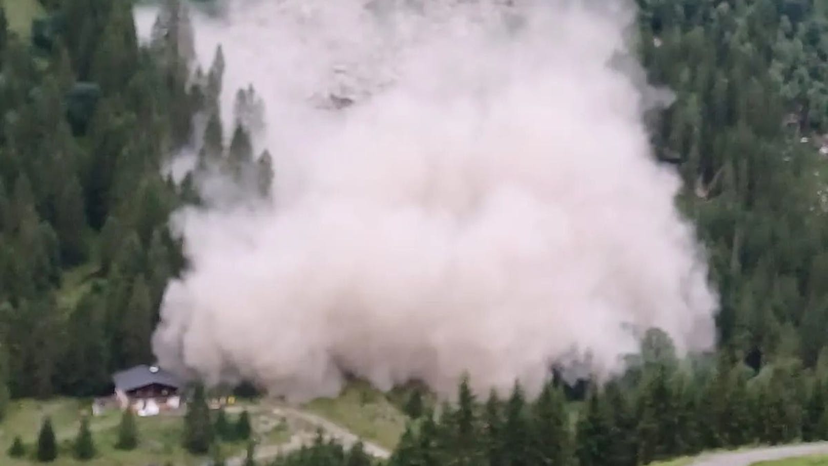 Wie Fotos zeigen, wurde die Stockeralm dabei nur haarscharf verfehlt.