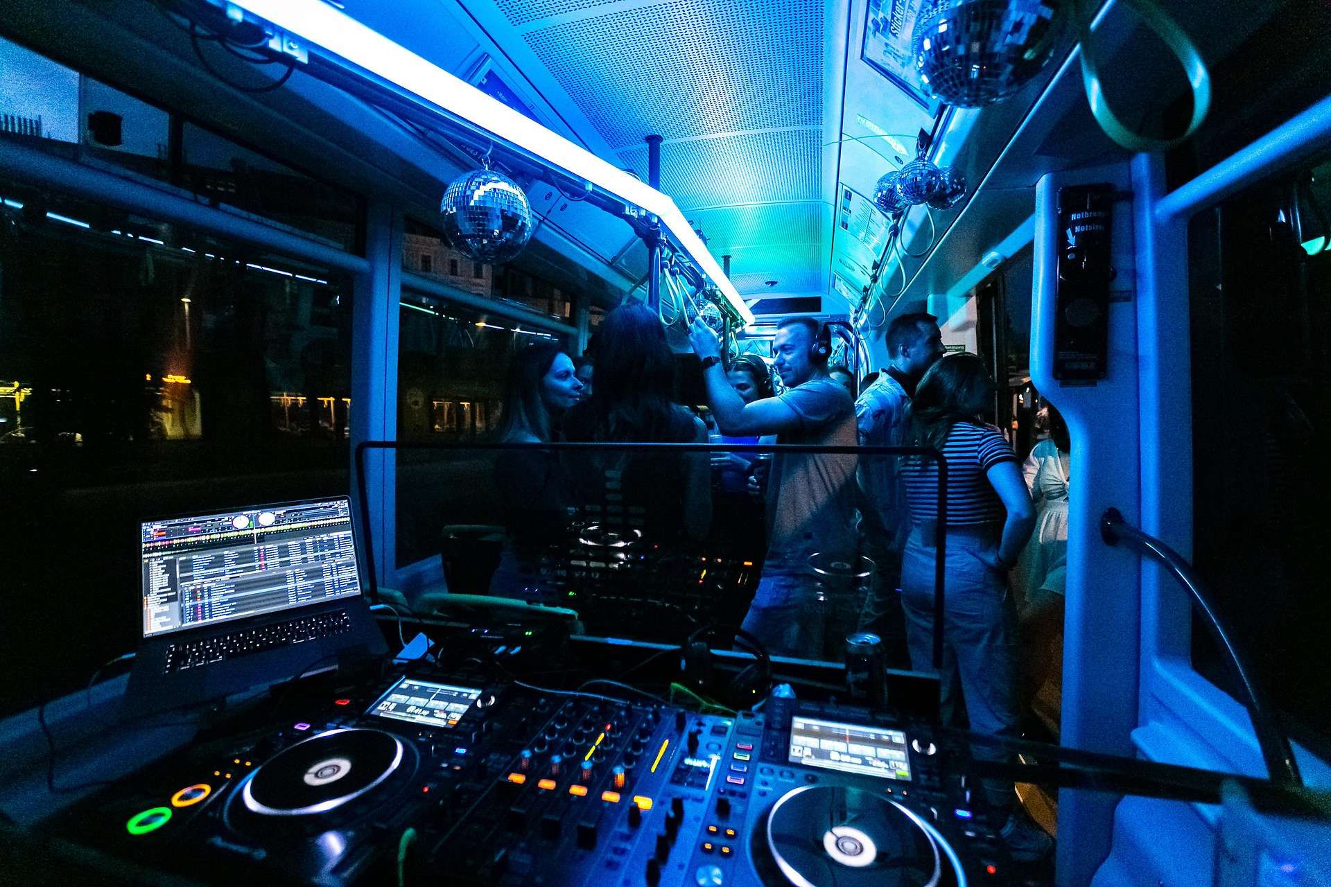 Einen Monat nach dem U-Bahn Rave feiern die Wiener Linien auch wieder in der Bim