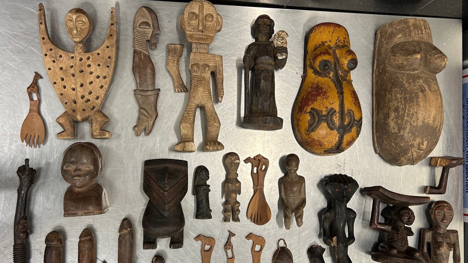 Der Zoll hat bei Schmugglern einen Diamanten, Schwerter und zahlreiche weitere Fundstücke sichergestellt.