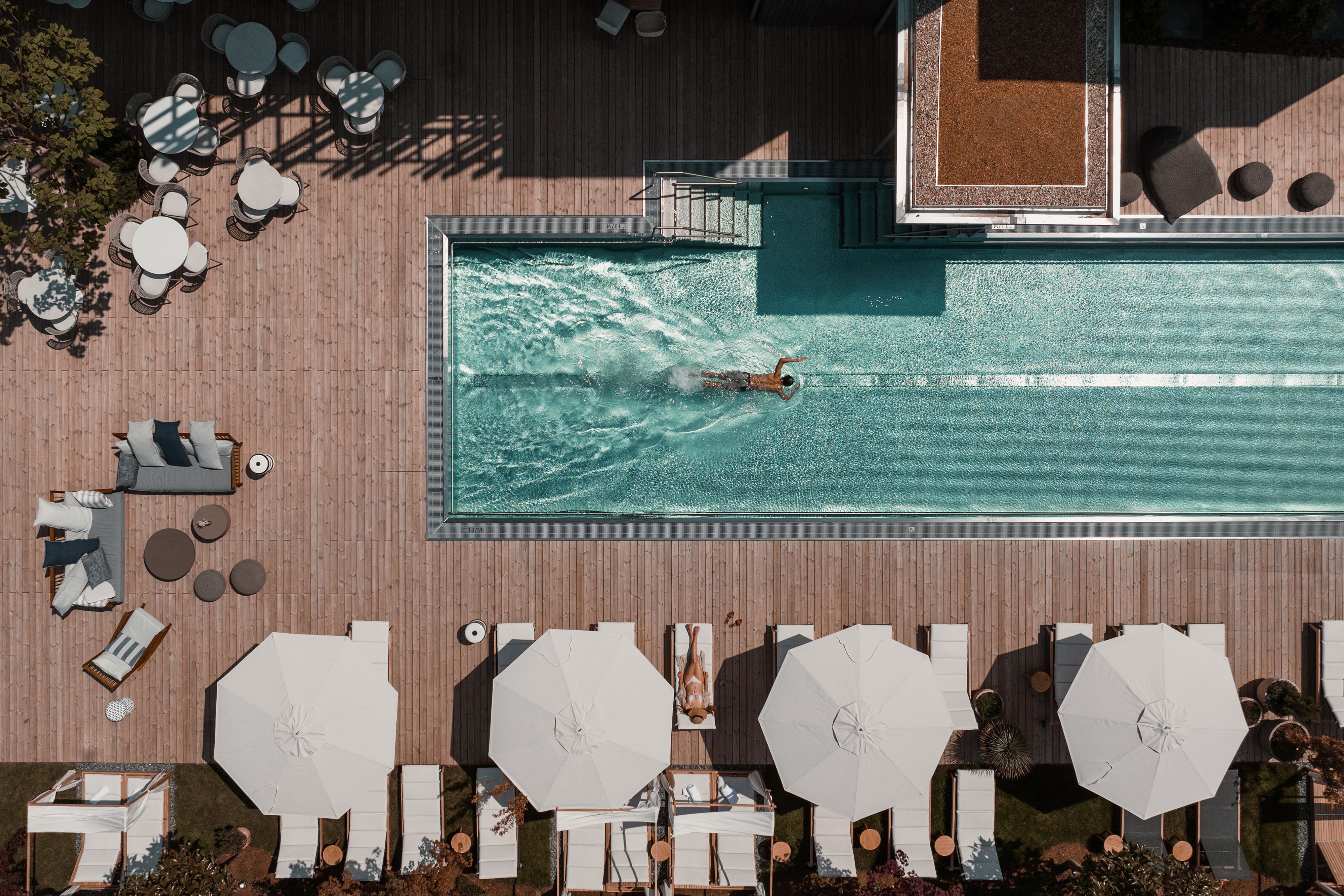 Pool auf der Terrasse des Boutique-Hotel NILS am See in Weiden.