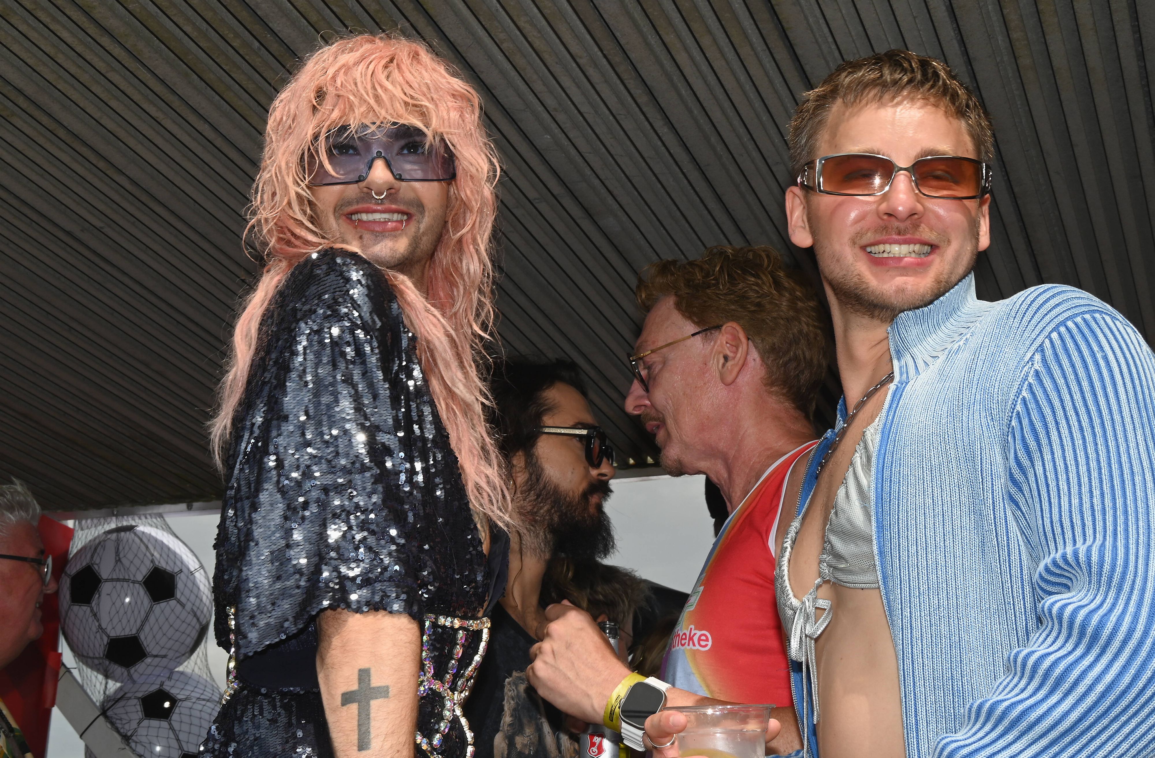 Bill Kaulitz und Schauspieler Timmi Trinks wurden beim CSD beim Knutschen erwischt.