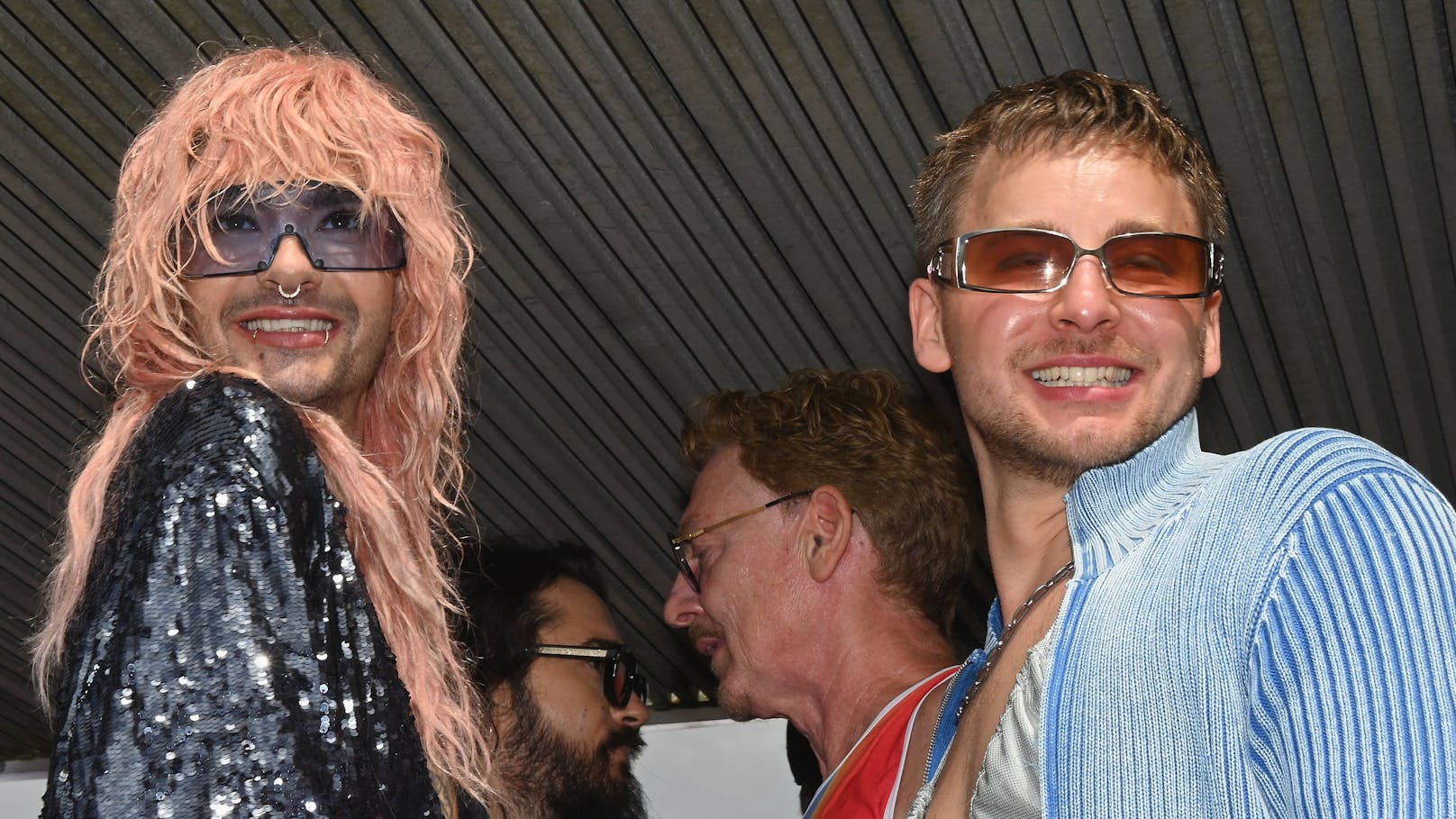 Bill Kaulitz und Schauspieler Timmi Trinks wurden beim CSD beim Knutschen erwischt.