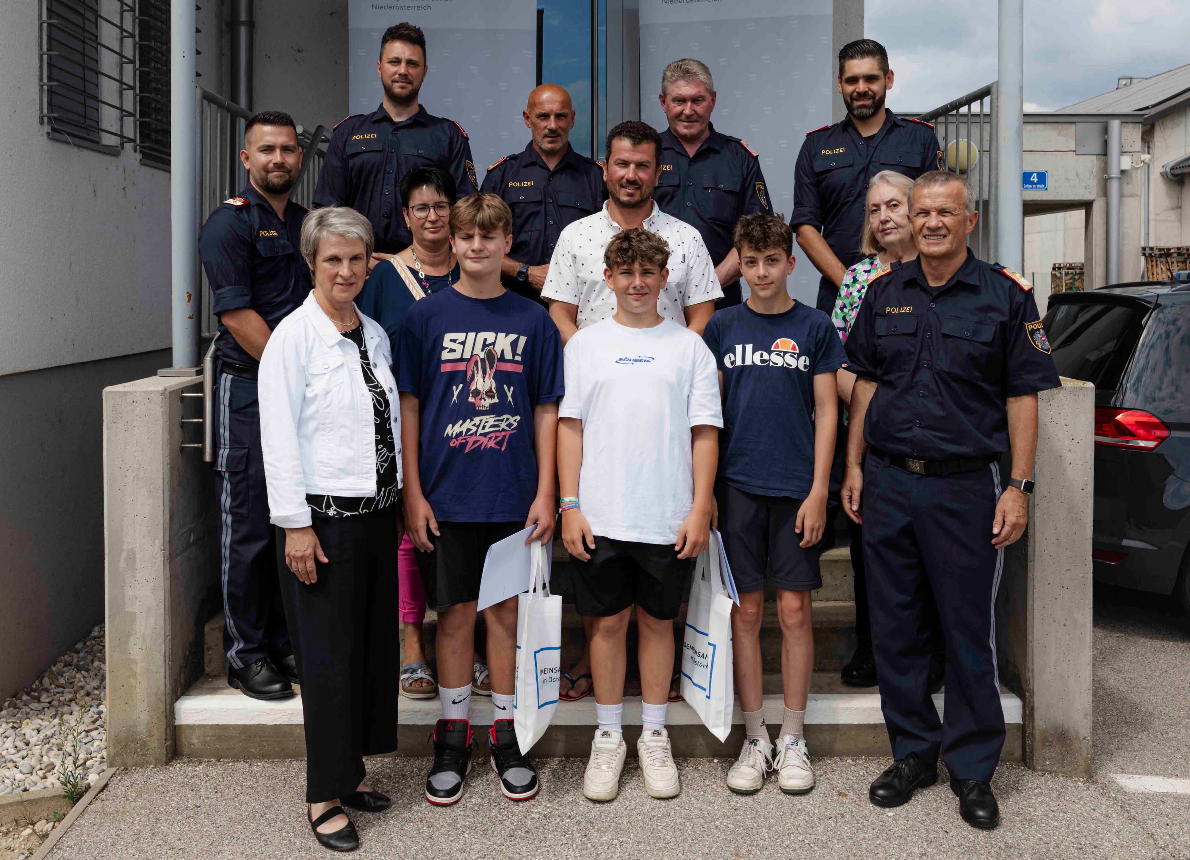 Bezirkshauptmann-Stellverteterin Christa Hammer und Landespolizeidirektor Franz Popp ehrten die drei jungen Helden.
