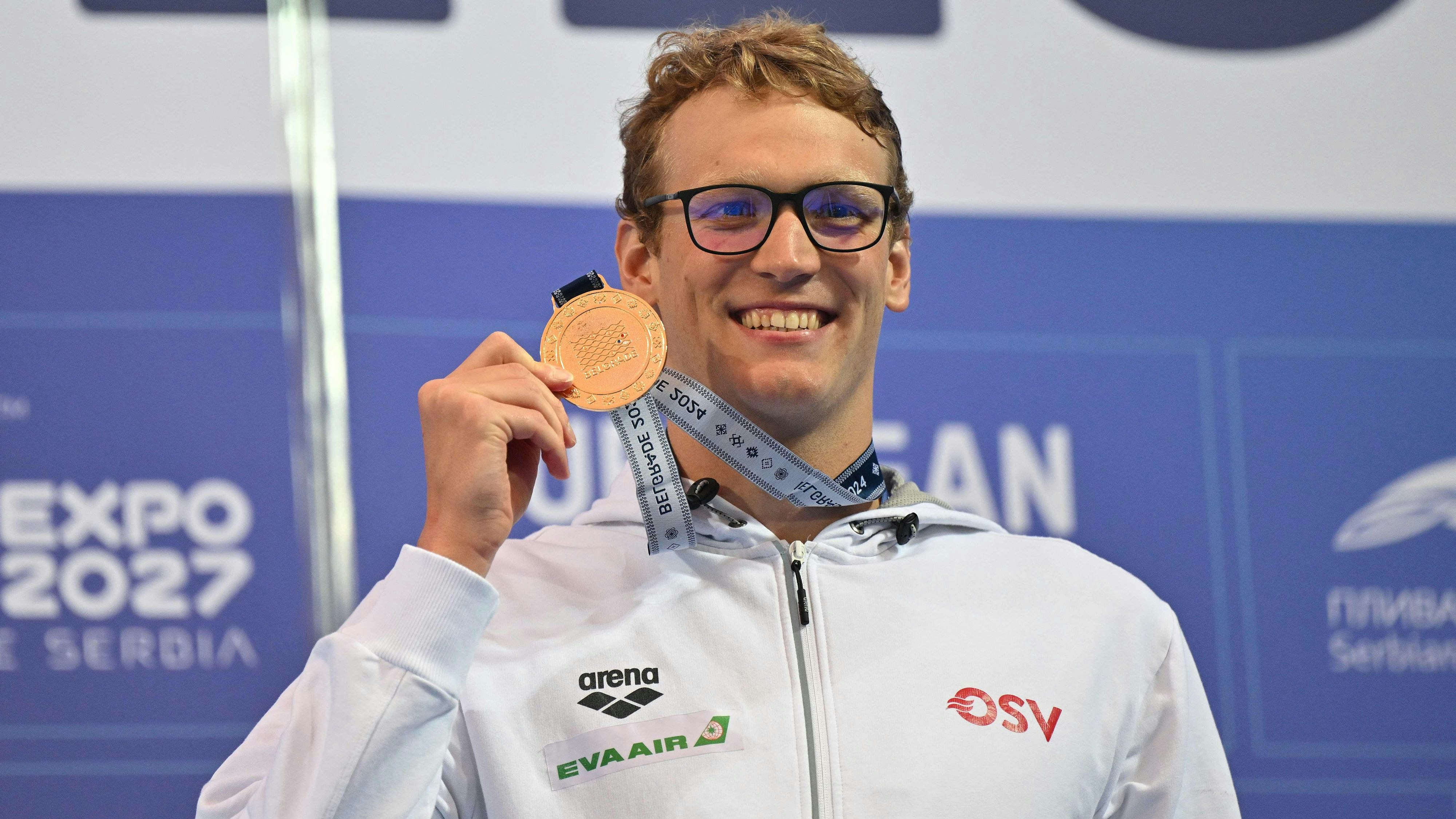 Felix Auböck, hier bei der Siegerehrung über 400 m Freistil bei der Schwimm-EM 2024 in Belgrad: Er ist eine der größten heimischen Medaillenhoffnungen bei Olympia