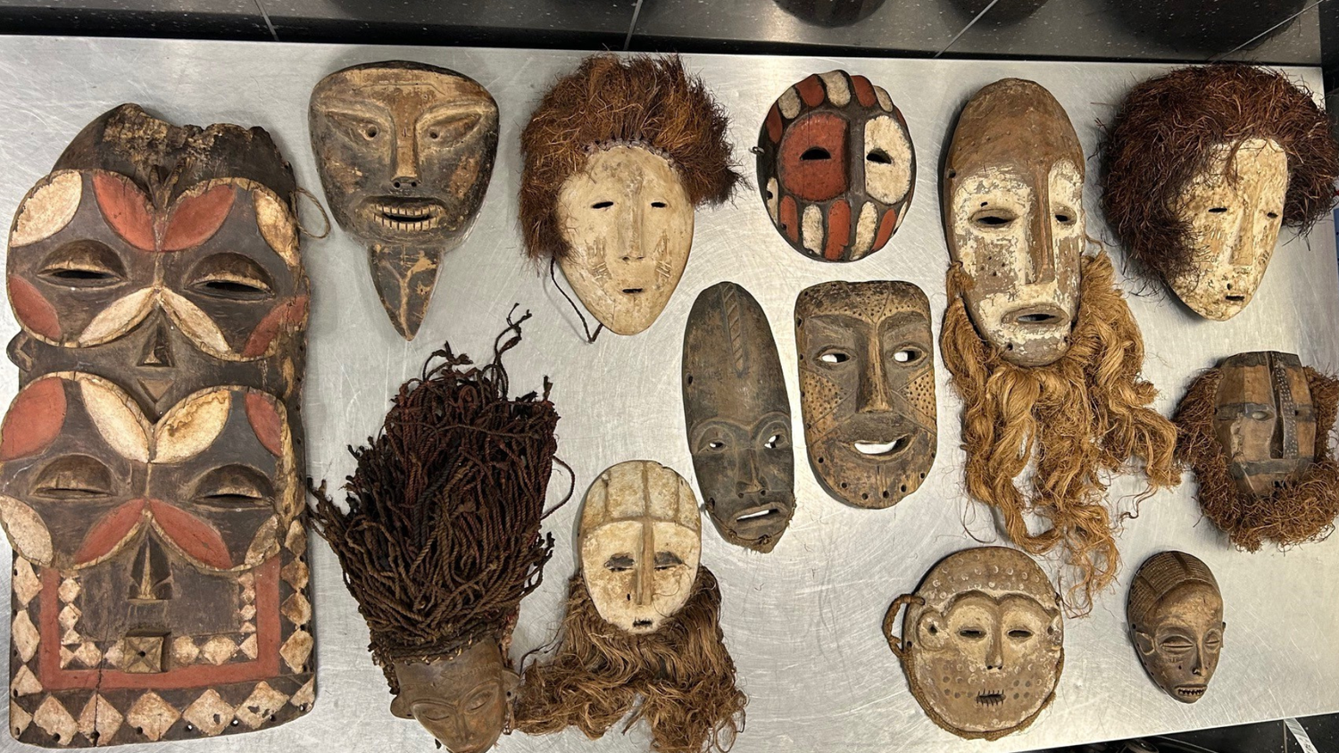 Der Zoll hat bei Schmugglern einen Diamanten, Schwerter und zahlreiche weitere Fundstücke sichergestellt.