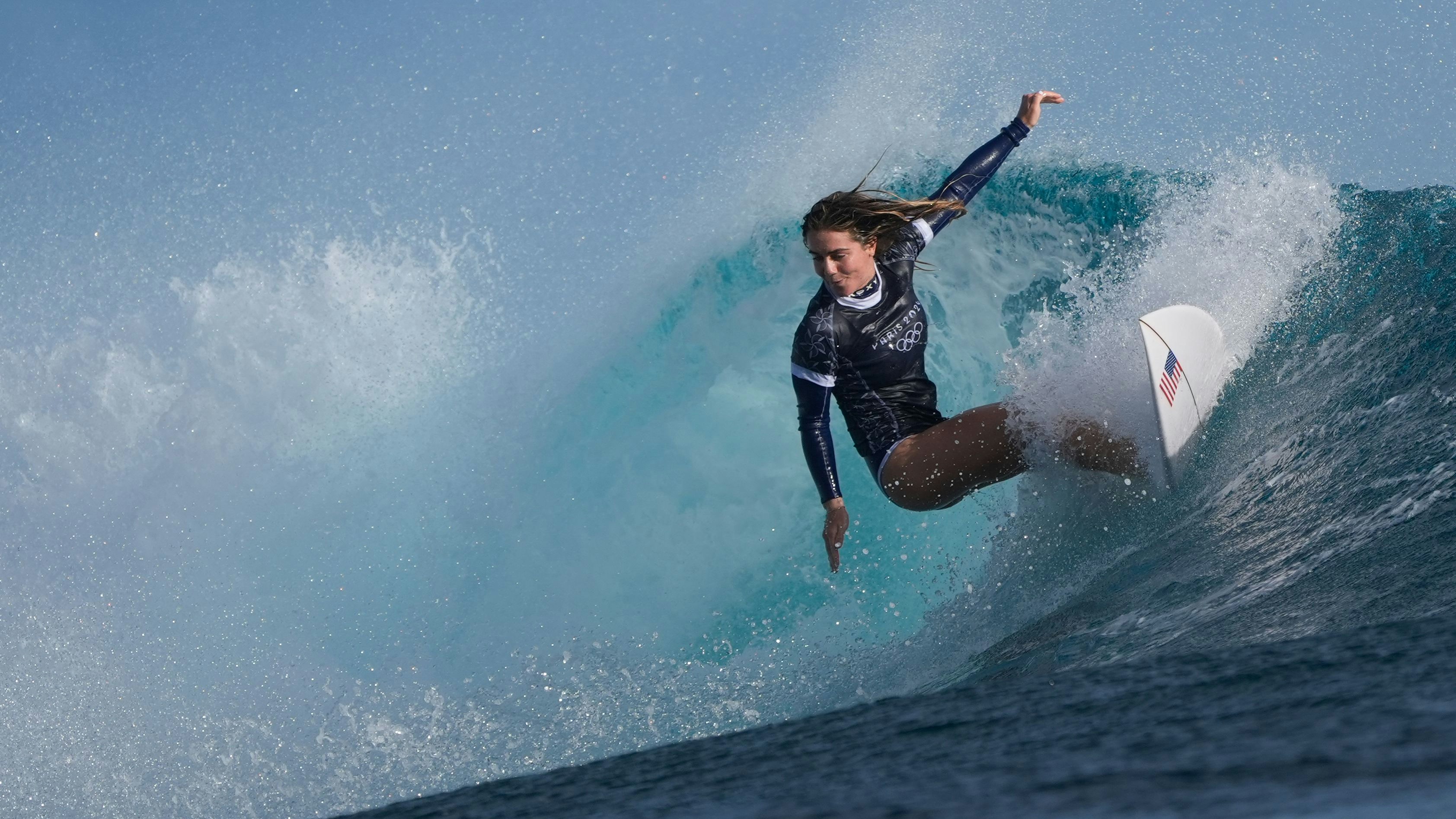 Die Surf-Bewerbe der SPiele finden in Teahupo'o auf Tahiti statt, einem der französischen Übersee-Territorien. Hier die US-Surferin Caroline Marks bei einem Übungsritt